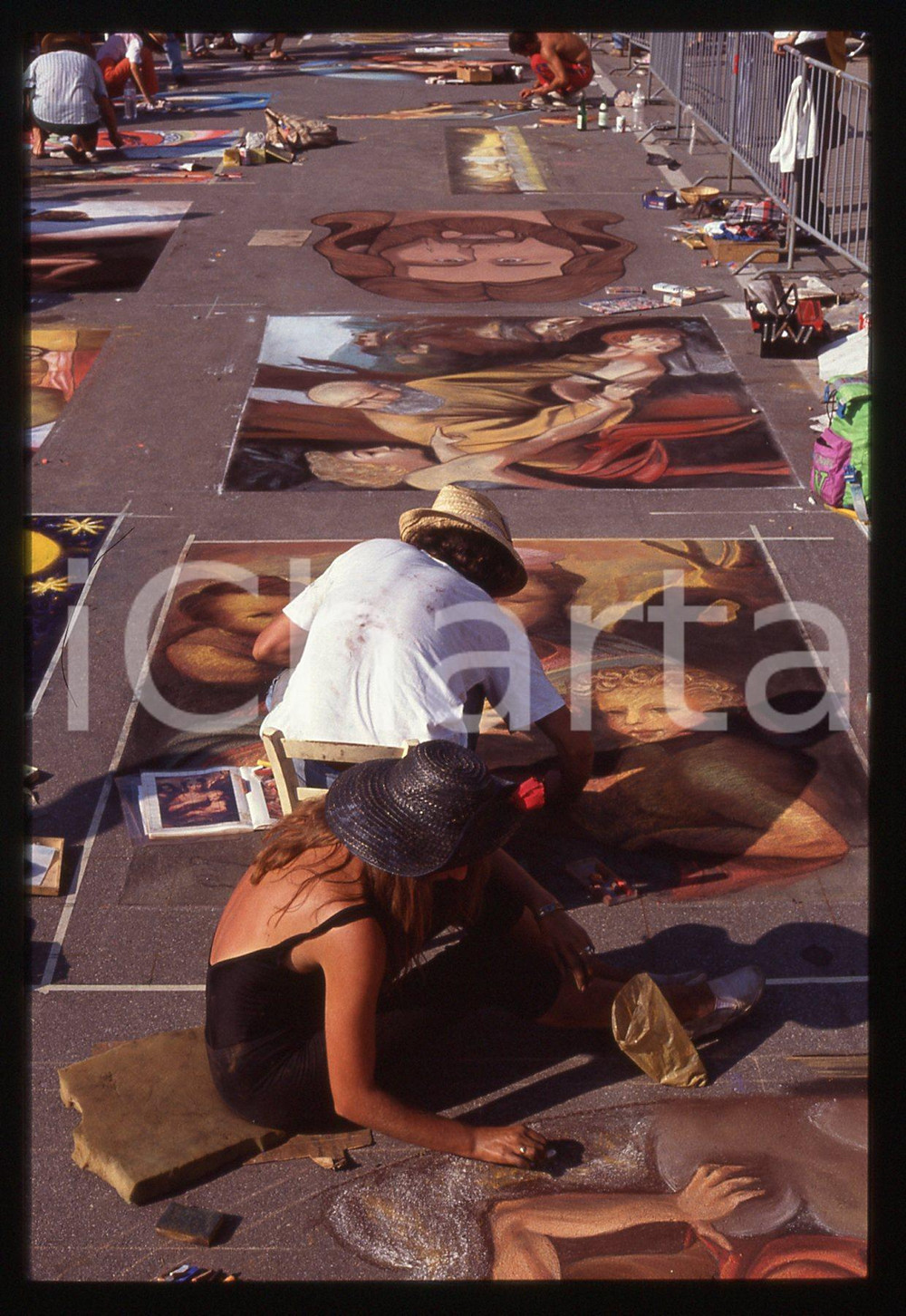 1991 CURTATONE Fiera delle Grazie - Madonnari * 35 mm vintage slide 89  Diapositiva d'epoca, in formato 35 mm.CONDIZIONI: GOODE' severamente vietata la riproduzione. Tutti i diritti sono riservati.ICharta mette in vendita, sul negozio eBay e in esclusiva sul sito "icharta" il proprio archivio composto da numerose diapositive e negativi fotografici d'epoca, tutti originali e autentici, che attraversano la storia del costume italiano tra gli la fine degli anni Sessanta e Novanta.Si tratta di uno sguardo inedito sull'attualità, la politica, la vita quotidiana, il gossip e la cultura, che fotografa il cambiamento della nazione in quest'ultimo scorcio del XX secolo. Un'occasione unica per il mercato del collezionismo, che vede finalmente disponibile un archivio eccezionale per vastità, tematiche e condizioni, in un settore (il negativo fotografico e la diapositiva) di assoluta novità e dalle interessanti prospettive di investimento.  GOOD/buono   originale e autentica 1