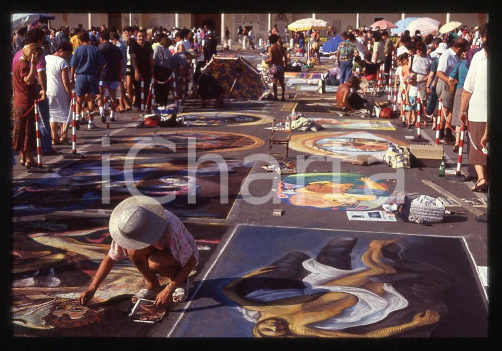 1991 CURTATONE Fiera delle Grazie - Madonnari * 35 mm vintage slide 90  Diapositiva d'epoca, in formato 35 mm.CONDIZIONI: GOODE' severamente vietata la riproduzione. Tutti i diritti sono riservati.ICharta mette in vendita, sul negozio eBay e in esclusiva sul sito "icharta" il proprio archivio composto da numerose diapositive e negativi fotografici d'epoca, tutti originali e autentici, che attraversano la storia del costume italiano tra gli la fine degli anni Sessanta e Novanta.Si tratta di uno sguardo inedito sull'attualità, la politica, la vita quotidiana, il gossip e la cultura, che fotografa il cambiamento della nazione in quest'ultimo scorcio del XX secolo. Un'occasione unica per il mercato del collezionismo, che vede finalmente disponibile un archivio eccezionale per vastità, tematiche e condizioni, in un settore (il negativo fotografico e la diapositiva) di assoluta novità e dalle interessanti prospettive di investimento.  GOOD/buono   originale e autentica 1