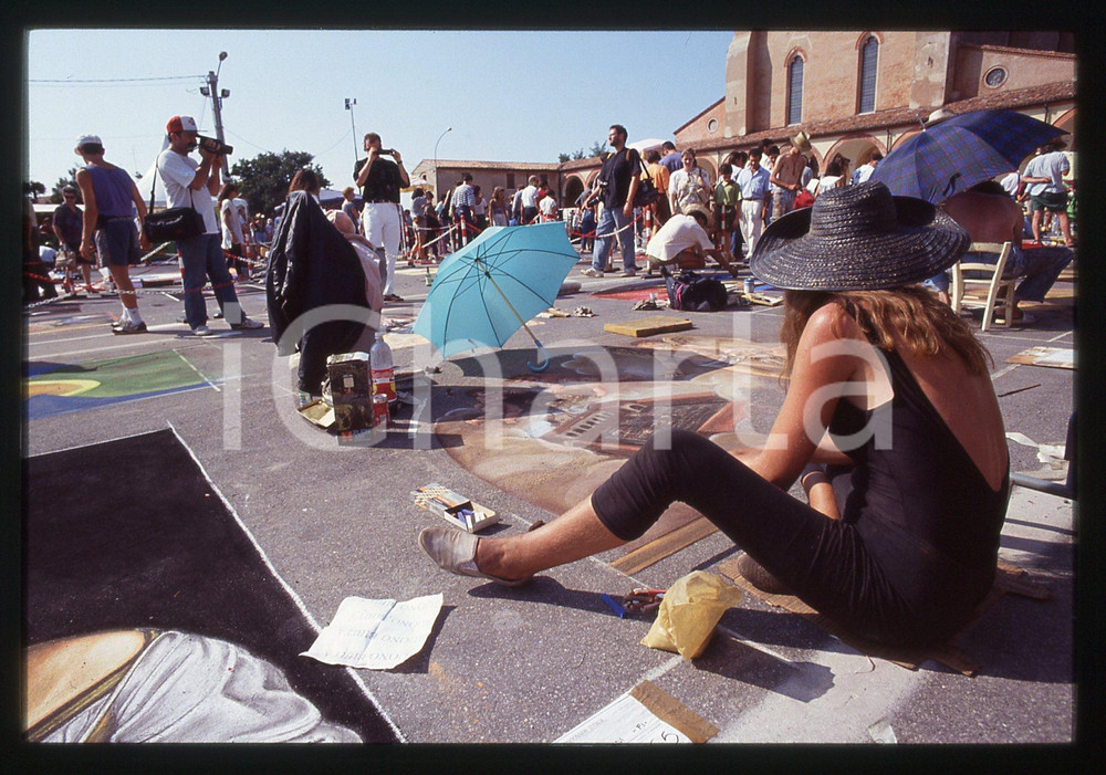 1991 CURTATONE Fiera delle Grazie - Madonnari * 35 mm vintage slide 91  Diapositiva d'epoca, in formato 35 mm.CONDIZIONI: GOODE' severamente vietata la riproduzione. Tutti i diritti sono riservati.ICharta mette in vendita, sul negozio eBay e in esclusiva sul sito "icharta" il proprio archivio composto da numerose diapositive e negativi fotografici d'epoca, tutti originali e autentici, che attraversano la storia del costume italiano tra gli la fine degli anni Sessanta e Novanta.Si tratta di uno sguardo inedito sull'attualità, la politica, la vita quotidiana, il gossip e la cultura, che fotografa il cambiamento della nazione in quest'ultimo scorcio del XX secolo. Un'occasione unica per il mercato del collezionismo, che vede finalmente disponibile un archivio eccezionale per vastità, tematiche e condizioni, in un settore (il negativo fotografico e la diapositiva) di assoluta novità e dalle interessanti prospettive di investimento.  GOOD/buono   originale e autentica 1