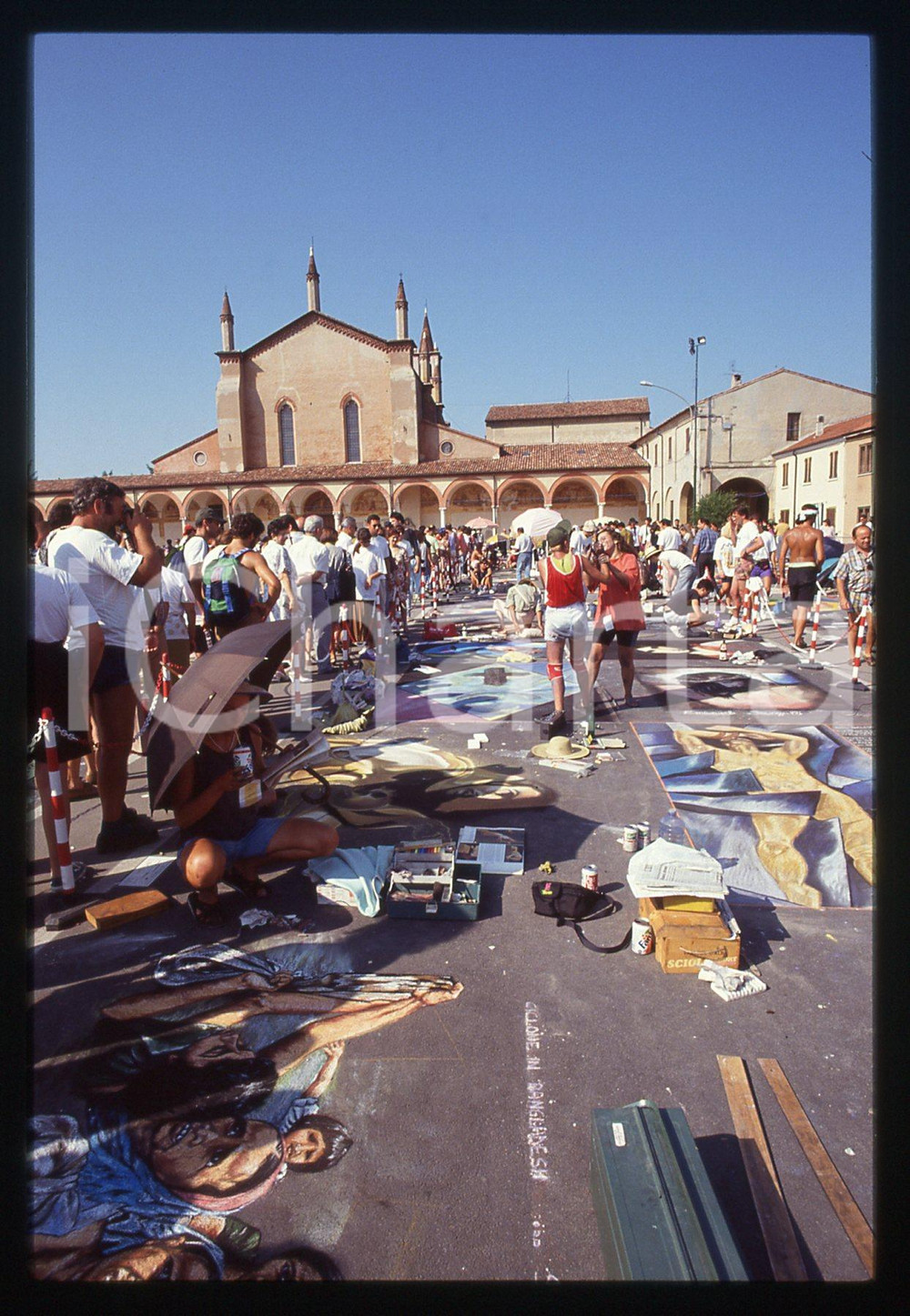 1991 CURTATONE Fiera delle Grazie - Madonnari * 35 mm vintage slide 92  Diapositiva d'epoca, in formato 35 mm.CONDIZIONI: GOODE' severamente vietata la riproduzione. Tutti i diritti sono riservati.ICharta mette in vendita, sul negozio eBay e in esclusiva sul sito "icharta" il proprio archivio composto da numerose diapositive e negativi fotografici d'epoca, tutti originali e autentici, che attraversano la storia del costume italiano tra gli la fine degli anni Sessanta e Novanta.Si tratta di uno sguardo inedito sull'attualità , la politica, la vita quotidiana, il gossip e la cultura, che fotografa il cambiamento della nazione in quest'ultimo scorcio del XX secolo. Un'occasione unica per il mercato del collezionismo, che vede finalmente disponibile un archivio eccezionale per vastità , tematiche e condizioni, in un settore (il negativo fotografico e la diapositiva) di assoluta novità  e dalle interessanti prospettive di investimento.  CONDIZIONI:GOOD/buono originale e autentica 1