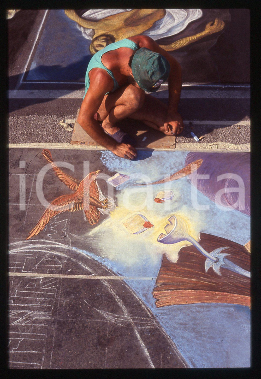 1991 CURTATONE Fiera delle Grazie - Madonnari * 35 mm vintage slide 93  Diapositiva d'epoca, in formato 35 mm.CONDIZIONI: GOODE' severamente vietata la riproduzione. Tutti i diritti sono riservati. ICharta mette in vendita, sul negozio eBay e in esclusiva sul sito "icharta" il proprio archivio composto da numerose diapositive e negativi fotografici d'epoca, tutti originali e autentici, che attraversano la storia del costume italiano tra gli la fine degli anni Sessanta e Novanta.Si tratta di uno sguardo inedito sull'attualità, la politica, la vita quotidiana, il gossip e la cultura, che fotografa il cambiamento della nazione in quest'ultimo scorcio del XX secolo. Un'occasione unica per il mercato del collezionismo, che vede finalmente disponibile un archivio eccezionale per vastità, tematiche e condizioni, in un settore (il negativo fotografico e la diapositiva) di assoluta novità e dalle interessanti prospettive di investimento.  GOOD/buono   originale e autentica 1