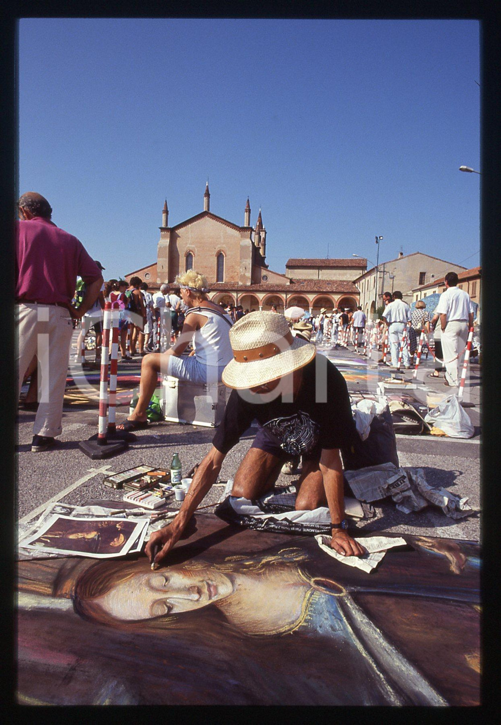 1991 CURTATONE Fiera delle Grazie - Madonnari * 35 mm vintage slide 96  Diapositiva d'epoca, in formato 35 mm.CONDIZIONI: GOODE' severamente vietata la riproduzione. Tutti i diritti sono riservati.ICharta mette in vendita, sul negozio eBay e in esclusiva sul sito "icharta" il proprio archivio composto da numerose diapositive e negativi fotografici d'epoca, tutti originali e autentici, che attraversano la storia del costume italiano tra gli la fine degli anni Sessanta e Novanta.Si tratta di uno sguardo inedito sull'attualità, la politica, la vita quotidiana, il gossip e la cultura, che fotografa il cambiamento della nazione in quest'ultimo scorcio del XX secolo. Un'occasione unica per il mercato del collezionismo, che vede finalmente disponibile un archivio eccezionale per vastità, tematiche e condizioni, in un settore (il negativo fotografico e la diapositiva) di assoluta novità e dalle interessanti prospettive di investimento.  GOOD/buono   originale e autentica 1