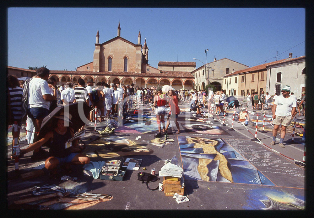 1991 CURTATONE Fiera delle Grazie - Madonnari * 35 mm vintage slide 97  Diapositiva d'epoca, in formato 35 mm.CONDIZIONI: GOODE' severamente vietata la riproduzione. Tutti i diritti sono riservati.ICharta mette in vendita, sul negozio eBay e in esclusiva sul sito "icharta" il proprio archivio composto da numerose diapositive e negativi fotografici d'epoca, tutti originali e autentici, che attraversano la storia del costume italiano tra gli la fine degli anni Sessanta e Novanta.Si tratta di uno sguardo inedito sull'attualità, la politica, la vita quotidiana, il gossip e la cultura, che fotografa il cambiamento della nazione in quest'ultimo scorcio del XX secolo. Un'occasione unica per il mercato del collezionismo, che vede finalmente disponibile un archivio eccezionale per vastità, tematiche e condizioni, in un settore (il negativo fotografico e la diapositiva) di assoluta novità e dalle interessanti prospettive di investimento.  GOOD/buono   originale e autentica 1