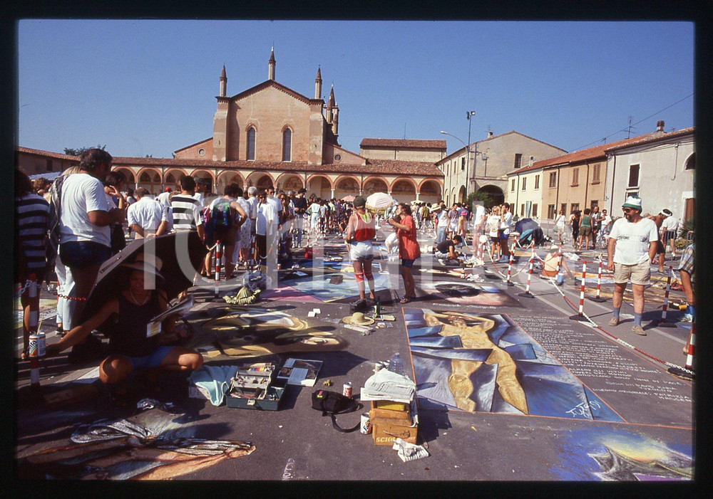 1991 CURTATONE Fiera delle Grazie - Madonnari * 35 mm vintage slide 98  Diapositiva d'epoca, in formato 35 mm.CONDIZIONI: GOODE' severamente vietata la riproduzione. Tutti i diritti sono riservati.ICharta mette in vendita, sul negozio eBay e in esclusiva sul sito "icharta" il proprio archivio composto da numerose diapositive e negativi fotografici d'epoca, tutti originali e autentici, che attraversano la storia del costume italiano tra gli la fine degli anni Sessanta e Novanta.Si tratta di uno sguardo inedito sull'attualità, la politica, la vita quotidiana, il gossip e la cultura, che fotografa il cambiamento della nazione in quest'ultimo scorcio del XX secolo. Un'occasione unica per il mercato del collezionismo, che vede finalmente disponibile un archivio eccezionale per vastità, tematiche e condizioni, in un settore (il negativo fotografico e la diapositiva) di assoluta novità e dalle interessanti prospettive di investimento.  GOOD/buono   originale e autentica 1