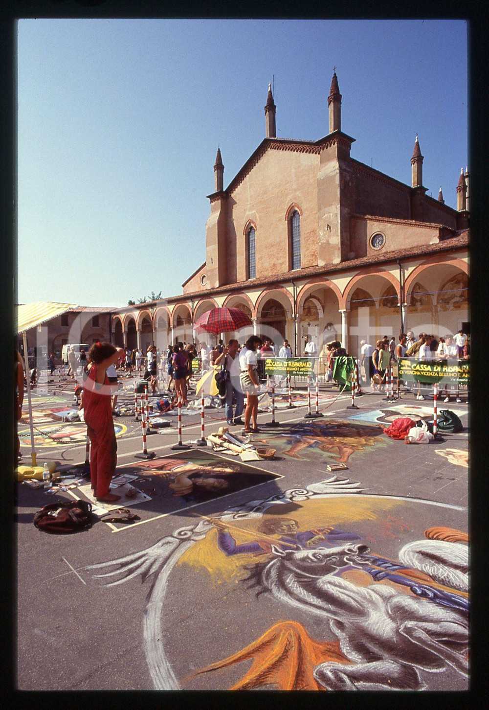 1991 CURTATONE Fiera delle Grazie - Madonnari * 35 mm vintage slide 99  Diapositiva d'epoca, in formato 35 mm.CONDIZIONI: GOODE' severamente vietata la riproduzione. Tutti i diritti sono riservati.ICharta mette in vendita, sul negozio eBay e in esclusiva sul sito "icharta" il proprio archivio composto da numerose diapositive e negativi fotografici d'epoca, tutti originali e autentici, che attraversano la storia del costume italiano tra gli la fine degli anni Sessanta e Novanta.Si tratta di uno sguardo inedito sull'attualità, la politica, la vita quotidiana, il gossip e la cultura, che fotografa il cambiamento della nazione in quest'ultimo scorcio del XX secolo. Un'occasione unica per il mercato del collezionismo, che vede finalmente disponibile un archivio eccezionale per vastità, tematiche e condizioni, in un settore (il negativo fotografico e la diapositiva) di assoluta novità e dalle interessanti prospettive di investimento.  GOOD/buono   originale e autentica 1