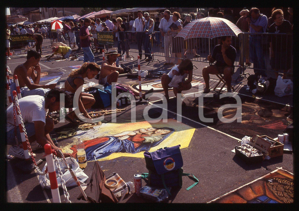 1991 CURTATONE Fiera delle Grazie - Madonnari * 35 mm vintage slide 101  Diapositiva d'epoca, in formato 35 mm.CONDIZIONI: GOODE' severamente vietata la riproduzione. Tutti i diritti sono riservati. ICharta mette in vendita, sul negozio eBay e in esclusiva sul sito "icharta" il proprio archivio composto da numerose diapositive e negativi fotografici d'epoca, tutti originali e autentici, che attraversano la storia del costume italiano tra gli la fine degli anni Sessanta e Novanta.Si tratta di uno sguardo inedito sull'attualità, la politica, la vita quotidiana, il gossip e la cultura, che fotografa il cambiamento della nazione in quest'ultimo scorcio del XX secolo. Un'occasione unica per il mercato del collezionismo, che vede finalmente disponibile un archivio eccezionale per vastità, tematiche e condizioni, in un settore (il negativo fotografico e la diapositiva) di assoluta novità e dalle interessanti prospettive di investimento.  GOOD/buono   originale e autentica 1