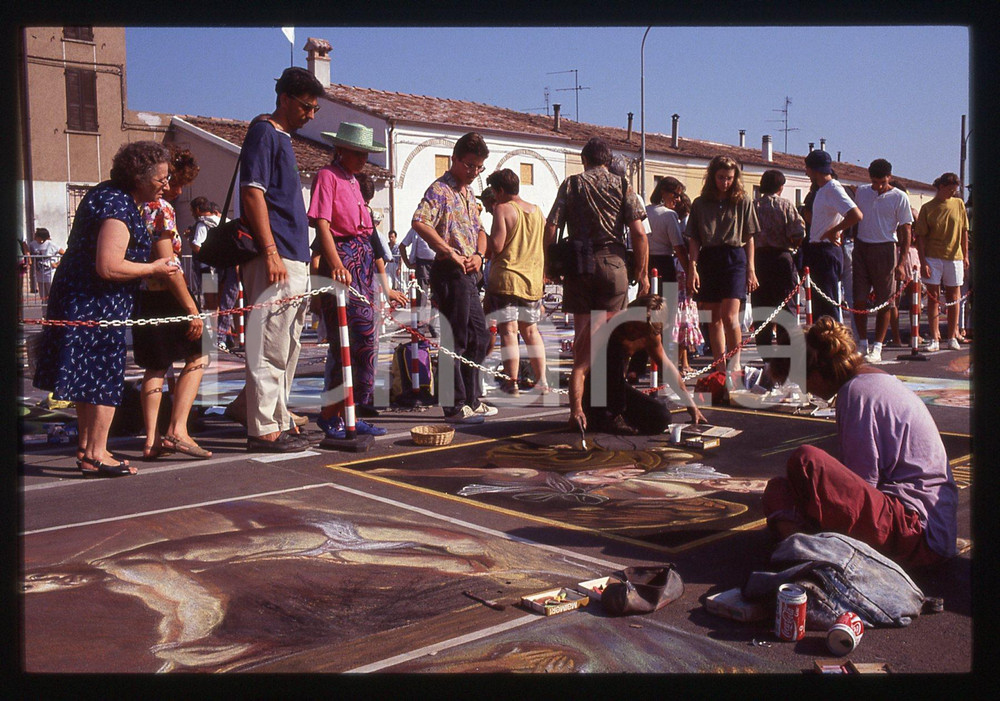 1991 CURTATONE Fiera delle Grazie - Madonnari * 35 mm vintage slide 102  Diapositiva d'epoca, in formato 35 mm.CONDIZIONI: GOODE' severamente vietata la riproduzione. Tutti i diritti sono riservati.ICharta mette in vendita, sul negozio eBay e in esclusiva sul sito "icharta" il proprio archivio composto da numerose diapositive e negativi fotografici d'epoca, tutti originali e autentici, che attraversano la storia del costume italiano tra gli la fine degli anni Sessanta e Novanta.Si tratta di uno sguardo inedito sull'attualità , la politica, la vita quotidiana, il gossip e la cultura, che fotografa il cambiamento della nazione in quest'ultimo scorcio del XX secolo. Un'occasione unica per il mercato del collezionismo, che vede finalmente disponibile un archivio eccezionale per vastità , tematiche e condizioni, in un settore (il negativo fotografico e la diapositiva) di assoluta novità  e dalle interessanti prospettive di investimento.  CONDIZIONI:GOOD/buono originale e autentica 1