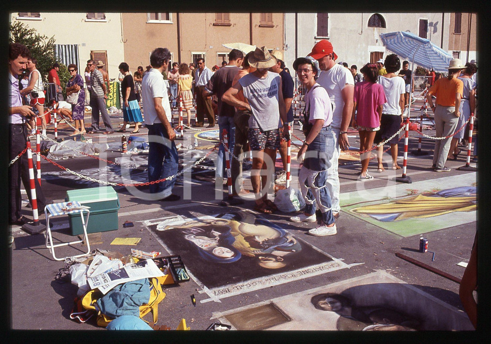 1991 CURTATONE Fiera delle Grazie - Madonnari * 35 mm vintage slide 103  Diapositiva d'epoca, in formato 35 mm.CONDIZIONI: GOODE' severamente vietata la riproduzione. Tutti i diritti sono riservati.ICharta mette in vendita, sul negozio eBay e in esclusiva sul sito "icharta" il proprio archivio composto da numerose diapositive e negativi fotografici d'epoca, tutti originali e autentici, che attraversano la storia del costume italiano tra gli la fine degli anni Sessanta e Novanta.Si tratta di uno sguardo inedito sull'attualità, la politica, la vita quotidiana, il gossip e la cultura, che fotografa il cambiamento della nazione in quest'ultimo scorcio del XX secolo. Un'occasione unica per il mercato del collezionismo, che vede finalmente disponibile un archivio eccezionale per vastità, tematiche e condizioni, in un settore (il negativo fotografico e la diapositiva) di assoluta novità e dalle interessanti prospettive di investimento.  GOOD/buono   originale e autentica 1