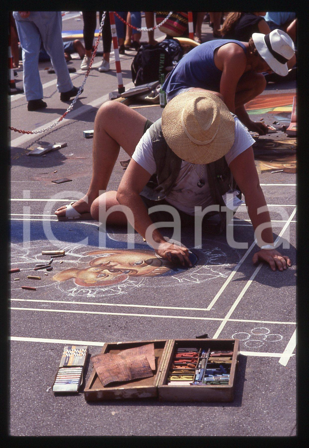 1991 CURTATONE Fiera delle Grazie - Madonnari * 35 mm vintage slide 104  Diapositiva d'epoca, in formato 35 mm.CONDIZIONI: GOODE' severamente vietata la riproduzione. Tutti i diritti sono riservati.ICharta mette in vendita, sul negozio eBay e in esclusiva sul sito "icharta" il proprio archivio composto da numerose diapositive e negativi fotografici d'epoca, tutti originali e autentici, che attraversano la storia del costume italiano tra gli la fine degli anni Sessanta e Novanta.Si tratta di uno sguardo inedito sull'attualità, la politica, la vita quotidiana, il gossip e la cultura, che fotografa il cambiamento della nazione in quest'ultimo scorcio del XX secolo. Un'occasione unica per il mercato del collezionismo, che vede finalmente disponibile un archivio eccezionale per vastità, tematiche e condizioni, in un settore (il negativo fotografico e la diapositiva) di assoluta novità e dalle interessanti prospettive di investimento.  GOOD/buono   originale e autentica 1