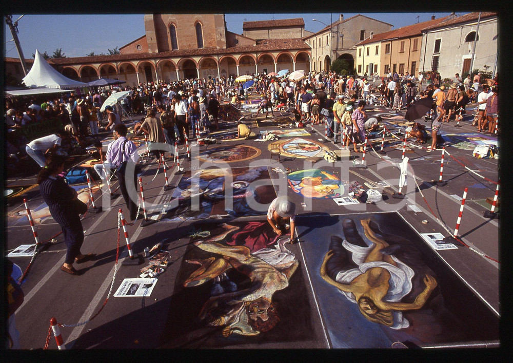 1991 CURTATONE Fiera delle Grazie - Madonnari * 35 mm vintage slide 105  Diapositiva d'epoca, in formato 35 mm.CONDIZIONI: GOODE' severamente vietata la riproduzione. Tutti i diritti sono riservati.ICharta mette in vendita, sul negozio eBay e in esclusiva sul sito "icharta" il proprio archivio composto da numerose diapositive e negativi fotografici d'epoca, tutti originali e autentici, che attraversano la storia del costume italiano tra gli la fine degli anni Sessanta e Novanta.Si tratta di uno sguardo inedito sull'attualità, la politica, la vita quotidiana, il gossip e la cultura, che fotografa il cambiamento della nazione in quest'ultimo scorcio del XX secolo. Un'occasione unica per il mercato del collezionismo, che vede finalmente disponibile un archivio eccezionale per vastità, tematiche e condizioni, in un settore (il negativo fotografico e la diapositiva) di assoluta novità e dalle interessanti prospettive di investimento.  GOOD/buono   originale e autentica 1