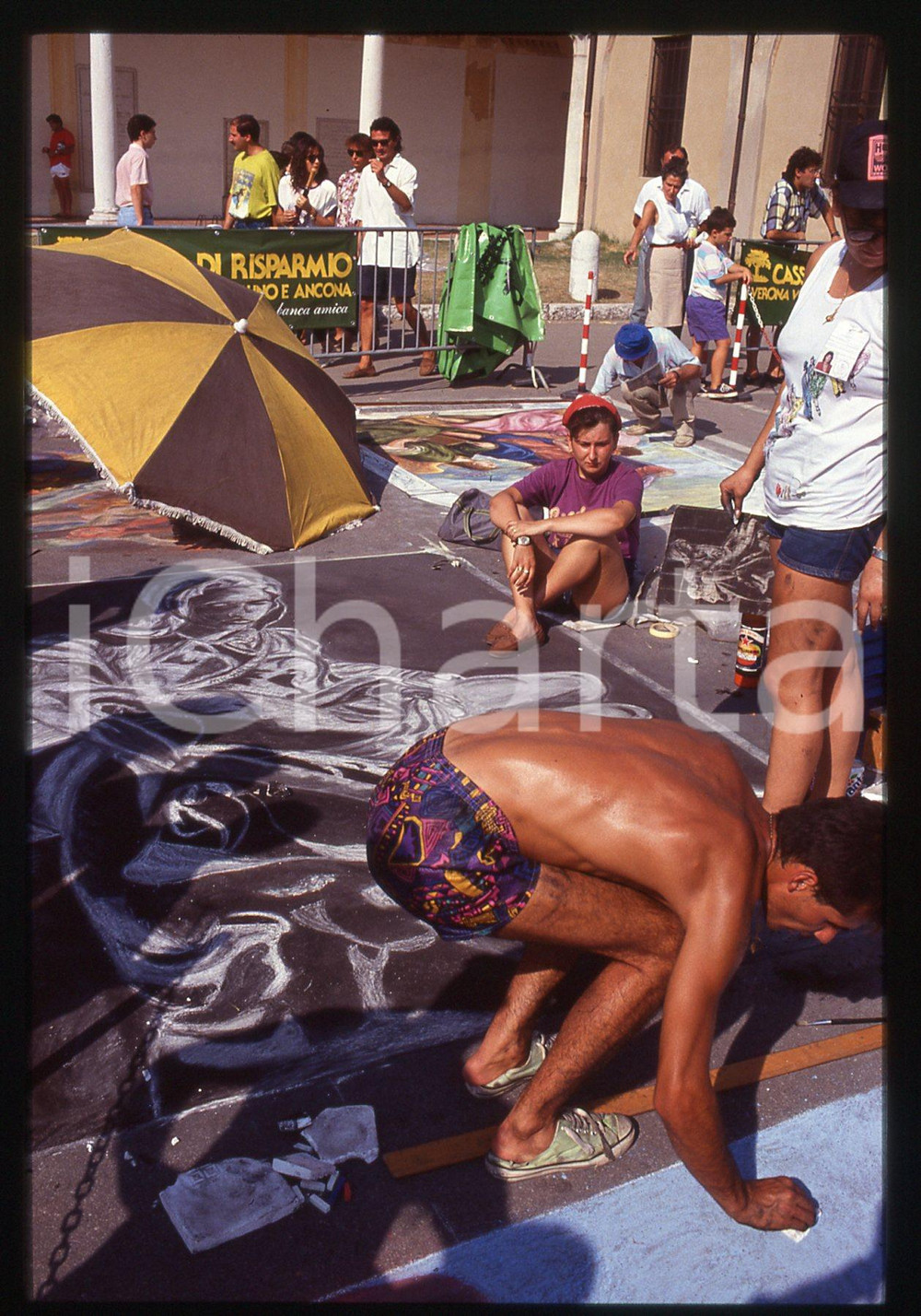 1991 CURTATONE Fiera delle Grazie - Madonnari * 35 mm vintage slide 107  Diapositiva d'epoca, in formato 35 mm.CONDIZIONI: GOODE' severamente vietata la riproduzione. Tutti i diritti sono riservati.ICharta mette in vendita, sul negozio eBay e in esclusiva sul sito "icharta" il proprio archivio composto da numerose diapositive e negativi fotografici d'epoca, tutti originali e autentici, che attraversano la storia del costume italiano tra gli la fine degli anni Sessanta e Novanta.Si tratta di uno sguardo inedito sull'attualità, la politica, la vita quotidiana, il gossip e la cultura, che fotografa il cambiamento della nazione in quest'ultimo scorcio del XX secolo. Un'occasione unica per il mercato del collezionismo, che vede finalmente disponibile un archivio eccezionale per vastità, tematiche e condizioni, in un settore (il negativo fotografico e la diapositiva) di assoluta novità e dalle interessanti prospettive di investimento.  GOOD/buono   originale e autentica 1