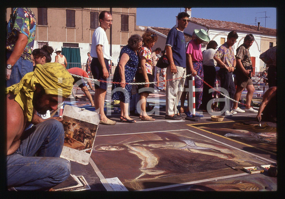 1991 CURTATONE Fiera delle Grazie - Madonnari * 35 mm vintage slide 108  Diapositiva d'epoca, in formato 35 mm.CONDIZIONI: GOODE' severamente vietata la riproduzione. Tutti i diritti sono riservati.ICharta mette in vendita, sul negozio eBay e in esclusiva sul sito "icharta" il proprio archivio composto da numerose diapositive e negativi fotografici d'epoca, tutti originali e autentici, che attraversano la storia del costume italiano tra gli la fine degli anni Sessanta e Novanta.Si tratta di uno sguardo inedito sull'attualità, la politica, la vita quotidiana, il gossip e la cultura, che fotografa il cambiamento della nazione in quest'ultimo scorcio del XX secolo. Un'occasione unica per il mercato del collezionismo, che vede finalmente disponibile un archivio eccezionale per vastità, tematiche e condizioni, in un settore (il negativo fotografico e la diapositiva) di assoluta novità e dalle interessanti prospettive di investimento.  GOOD/buono   originale e autentica 1