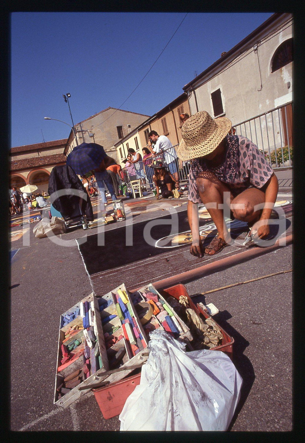 1991 CURTATONE Fiera delle Grazie - Madonnari * 35 mm vintage slide 112  Diapositiva d'epoca, in formato 35 mm.CONDIZIONI: GOODE' severamente vietata la riproduzione. Tutti i diritti sono riservati.ICharta mette in vendita, sul negozio eBay e in esclusiva sul sito "icharta" il proprio archivio composto da numerose diapositive e negativi fotografici d'epoca, tutti originali e autentici, che attraversano la storia del costume italiano tra gli la fine degli anni Sessanta e Novanta.Si tratta di uno sguardo inedito sull'attualità , la politica, la vita quotidiana, il gossip e la cultura, che fotografa il cambiamento della nazione in quest'ultimo scorcio del XX secolo. Un'occasione unica per il mercato del collezionismo, che vede finalmente disponibile un archivio eccezionale per vastità , tematiche e condizioni, in un settore (il negativo fotografico e la diapositiva) di assoluta novità  e dalle interessanti prospettive di investimento.  CONDIZIONI:GOOD/buono originale e autentica 1