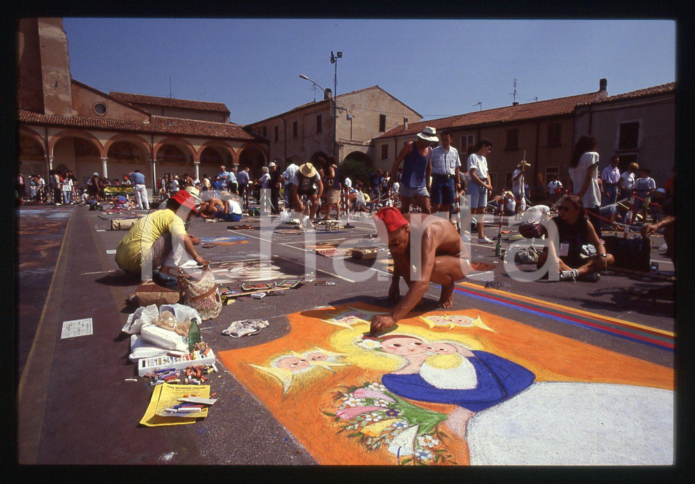1991 CURTATONE Fiera delle Grazie - Madonnari * 35 mm vintage slide 113  Diapositiva d'epoca, in formato 35 mm.CONDIZIONI: GOODE' severamente vietata la riproduzione. Tutti i diritti sono riservati. ICharta mette in vendita, sul negozio eBay e in esclusiva sul sito "icharta" il proprio archivio composto da numerose diapositive e negativi fotografici d'epoca, tutti originali e autentici, che attraversano la storia del costume italiano tra gli la fine degli anni Sessanta e Novanta.Si tratta di uno sguardo inedito sull'attualità, la politica, la vita quotidiana, il gossip e la cultura, che fotografa il cambiamento della nazione in quest'ultimo scorcio del XX secolo. Un'occasione unica per il mercato del collezionismo, che vede finalmente disponibile un archivio eccezionale per vastità, tematiche e condizioni, in un settore (il negativo fotografico e la diapositiva) di assoluta novità e dalle interessanti prospettive di investimento.  GOOD/buono   originale e autentica 1