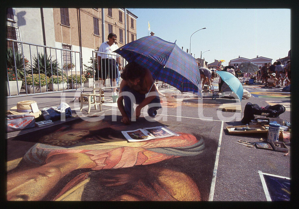 1991 CURTATONE Fiera delle Grazie - Madonnari * 35 mm vintage slide 117  Diapositiva d'epoca, in formato 35 mm.CONDIZIONI: GOODE' severamente vietata la riproduzione. Tutti i diritti sono riservati.ICharta mette in vendita, sul negozio eBay e in esclusiva sul sito "icharta" il proprio archivio composto da numerose diapositive e negativi fotografici d'epoca, tutti originali e autentici, che attraversano la storia del costume italiano tra gli la fine degli anni Sessanta e Novanta.Si tratta di uno sguardo inedito sull'attualità, la politica, la vita quotidiana, il gossip e la cultura, che fotografa il cambiamento della nazione in quest'ultimo scorcio del XX secolo. Un'occasione unica per il mercato del collezionismo, che vede finalmente disponibile un archivio eccezionale per vastità, tematiche e condizioni, in un settore (il negativo fotografico e la diapositiva) di assoluta novità e dalle interessanti prospettive di investimento.  GOOD/buono   originale e autentica 1