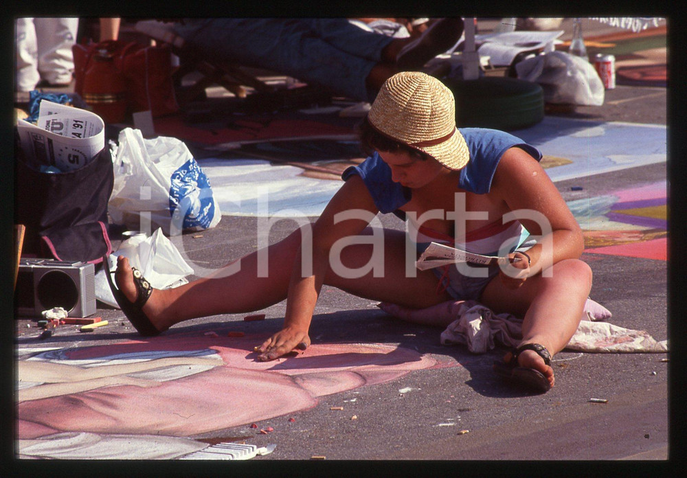 1991 CURTATONE Fiera delle Grazie - Madonnari * 35 mm vintage slide 120  Diapositiva d'epoca, in formato 35 mm.CONDIZIONI: GOODE' severamente vietata la riproduzione. Tutti i diritti sono riservati.ICharta mette in vendita, sul negozio eBay e in esclusiva sul sito "icharta" il proprio archivio composto da numerose diapositive e negativi fotografici d'epoca, tutti originali e autentici, che attraversano la storia del costume italiano tra gli la fine degli anni Sessanta e Novanta.Si tratta di uno sguardo inedito sull'attualità, la politica, la vita quotidiana, il gossip e la cultura, che fotografa il cambiamento della nazione in quest'ultimo scorcio del XX secolo. Un'occasione unica per il mercato del collezionismo, che vede finalmente disponibile un archivio eccezionale per vastità, tematiche e condizioni, in un settore (il negativo fotografico e la diapositiva) di assoluta novità e dalle interessanti prospettive di investimento.  GOOD/buono   originale e autentica 1