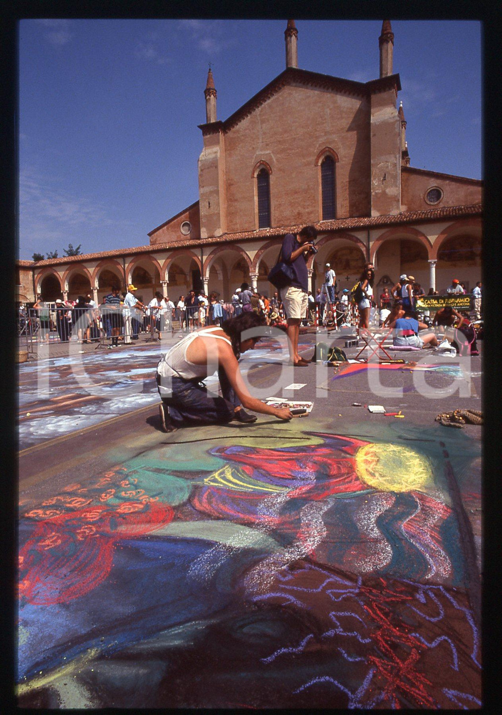1991 CURTATONE Fiera delle Grazie - Madonnari * 35 mm vintage slide 122  Diapositiva d'epoca, in formato 35 mm.CONDIZIONI: GOODE' severamente vietata la riproduzione. Tutti i diritti sono riservati.ICharta mette in vendita, sul negozio eBay e in esclusiva sul sito "icharta" il proprio archivio composto da numerose diapositive e negativi fotografici d'epoca, tutti originali e autentici, che attraversano la storia del costume italiano tra gli la fine degli anni Sessanta e Novanta.Si tratta di uno sguardo inedito sull'attualità, la politica, la vita quotidiana, il gossip e la cultura, che fotografa il cambiamento della nazione in quest'ultimo scorcio del XX secolo. Un'occasione unica per il mercato del collezionismo, che vede finalmente disponibile un archivio eccezionale per vastità, tematiche e condizioni, in un settore (il negativo fotografico e la diapositiva) di assoluta novità e dalle interessanti prospettive di investimento.  GOOD/buono   originale e autentica 1