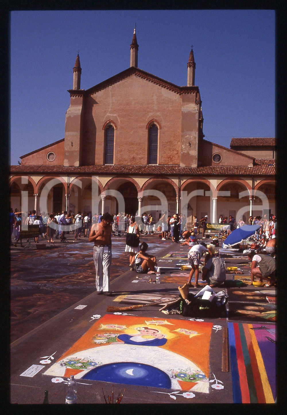 1991 CURTATONE Fiera delle Grazie - Madonnari * 35 mm vintage slide 125  Diapositiva d'epoca, in formato 35 mm.CONDIZIONI: GOODE' severamente vietata la riproduzione. Tutti i diritti sono riservati.ICharta mette in vendita, sul negozio eBay e in esclusiva sul sito "icharta" il proprio archivio composto da numerose diapositive e negativi fotografici d'epoca, tutti originali e autentici, che attraversano la storia del costume italiano tra gli la fine degli anni Sessanta e Novanta.Si tratta di uno sguardo inedito sull'attualità, la politica, la vita quotidiana, il gossip e la cultura, che fotografa il cambiamento della nazione in quest'ultimo scorcio del XX secolo. Un'occasione unica per il mercato del collezionismo, che vede finalmente disponibile un archivio eccezionale per vastità, tematiche e condizioni, in un settore (il negativo fotografico e la diapositiva) di assoluta novità e dalle interessanti prospettive di investimento.  GOOD/buono   originale e autentica 1