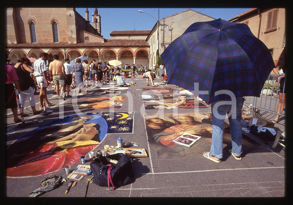 1991 CURTATONE Fiera delle Grazie - Madonnari * 35 mm vintage slide 126  Diapositiva d'epoca, in formato 35 mm.CONDIZIONI: GOODE' severamente vietata la riproduzione. Tutti i diritti sono riservati.ICharta mette in vendita, sul negozio eBay e in esclusiva sul sito "icharta" il proprio archivio composto da numerose diapositive e negativi fotografici d'epoca, tutti originali e autentici, che attraversano la storia del costume italiano tra gli la fine degli anni Sessanta e Novanta.Si tratta di uno sguardo inedito sull'attualità, la politica, la vita quotidiana, il gossip e la cultura, che fotografa il cambiamento della nazione in quest'ultimo scorcio del XX secolo. Un'occasione unica per il mercato del collezionismo, che vede finalmente disponibile un archivio eccezionale per vastità, tematiche e condizioni, in un settore (il negativo fotografico e la diapositiva) di assoluta novità e dalle interessanti prospettive di investimento.  GOOD/buono   originale e autentica 1