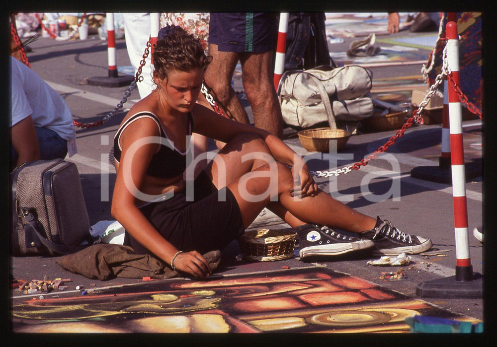 1991 CURTATONE Fiera delle Grazie - Madonnari * 35 mm vintage slide 127  Diapositiva d'epoca, in formato 35 mm.CONDIZIONI: GOODE' severamente vietata la riproduzione. Tutti i diritti sono riservati.ICharta mette in vendita, sul negozio eBay e in esclusiva sul sito "icharta" il proprio archivio composto da numerose diapositive e negativi fotografici d'epoca, tutti originali e autentici, che attraversano la storia del costume italiano tra gli la fine degli anni Sessanta e Novanta.Si tratta di uno sguardo inedito sull'attualità, la politica, la vita quotidiana, il gossip e la cultura, che fotografa il cambiamento della nazione in quest'ultimo scorcio del XX secolo. Un'occasione unica per il mercato del collezionismo, che vede finalmente disponibile un archivio eccezionale per vastità, tematiche e condizioni, in un settore (il negativo fotografico e la diapositiva) di assoluta novità e dalle interessanti prospettive di investimento.  GOOD/buono   originale e autentica 1