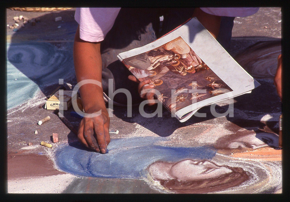 1991 CURTATONE Fiera delle Grazie - Madonnari * 35 mm vintage slide 128  Diapositiva d'epoca, in formato 35 mm.CONDIZIONI: GOODE' severamente vietata la riproduzione. Tutti i diritti sono riservati. ICharta mette in vendita, sul negozio eBay e in esclusiva sul sito "icharta" il proprio archivio composto da numerose diapositive e negativi fotografici d'epoca, tutti originali e autentici, che attraversano la storia del costume italiano tra gli la fine degli anni Sessanta e Novanta.Si tratta di uno sguardo inedito sull'attualità, la politica, la vita quotidiana, il gossip e la cultura, che fotografa il cambiamento della nazione in quest'ultimo scorcio del XX secolo. Un'occasione unica per il mercato del collezionismo, che vede finalmente disponibile un archivio eccezionale per vastità, tematiche e condizioni, in un settore (il negativo fotografico e la diapositiva) di assoluta novità e dalle interessanti prospettive di investimento.  GOOD/buono   originale e autentica 1