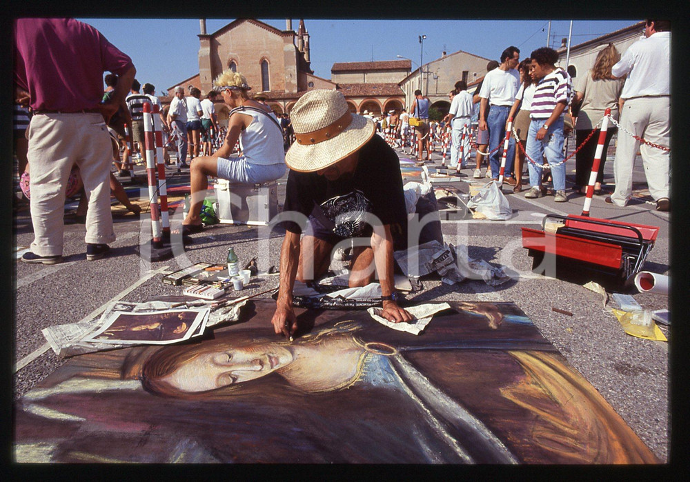 1991 CURTATONE Fiera delle Grazie - Madonnari * 35 mm vintage slide 129  Diapositiva d'epoca, in formato 35 mm.CONDIZIONI: GOODE' severamente vietata la riproduzione. Tutti i diritti sono riservati. ICharta mette in vendita, sul negozio eBay e in esclusiva sul sito "icharta" il proprio archivio composto da numerose diapositive e negativi fotografici d'epoca, tutti originali e autentici, che attraversano la storia del costume italiano tra gli la fine degli anni Sessanta e Novanta.Si tratta di uno sguardo inedito sull'attualità, la politica, la vita quotidiana, il gossip e la cultura, che fotografa il cambiamento della nazione in quest'ultimo scorcio del XX secolo. Un'occasione unica per il mercato del collezionismo, che vede finalmente disponibile un archivio eccezionale per vastità, tematiche e condizioni, in un settore (il negativo fotografico e la diapositiva) di assoluta novità e dalle interessanti prospettive di investimento.  GOOD/buono   originale e autentica 1