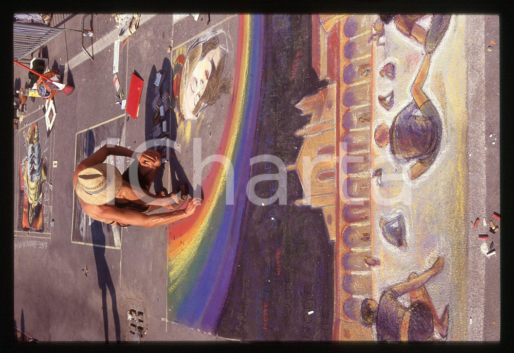 1991 CURTATONE Fiera delle Grazie - Madonnari * 35 mm vintage slide 134  Diapositiva d'epoca, in formato 35 mm.CONDIZIONI: GOODE' severamente vietata la riproduzione. Tutti i diritti sono riservati.ICharta mette in vendita, sul negozio eBay e in esclusiva sul sito "icharta" il proprio archivio composto da numerose diapositive e negativi fotografici d'epoca, tutti originali e autentici, che attraversano la storia del costume italiano tra gli la fine degli anni Sessanta e Novanta.Si tratta di uno sguardo inedito sull'attualità, la politica, la vita quotidiana, il gossip e la cultura, che fotografa il cambiamento della nazione in quest'ultimo scorcio del XX secolo. Un'occasione unica per il mercato del collezionismo, che vede finalmente disponibile un archivio eccezionale per vastità, tematiche e condizioni, in un settore (il negativo fotografico e la diapositiva) di assoluta novità e dalle interessanti prospettive di investimento.  GOOD/buono   originale e autentica 1
