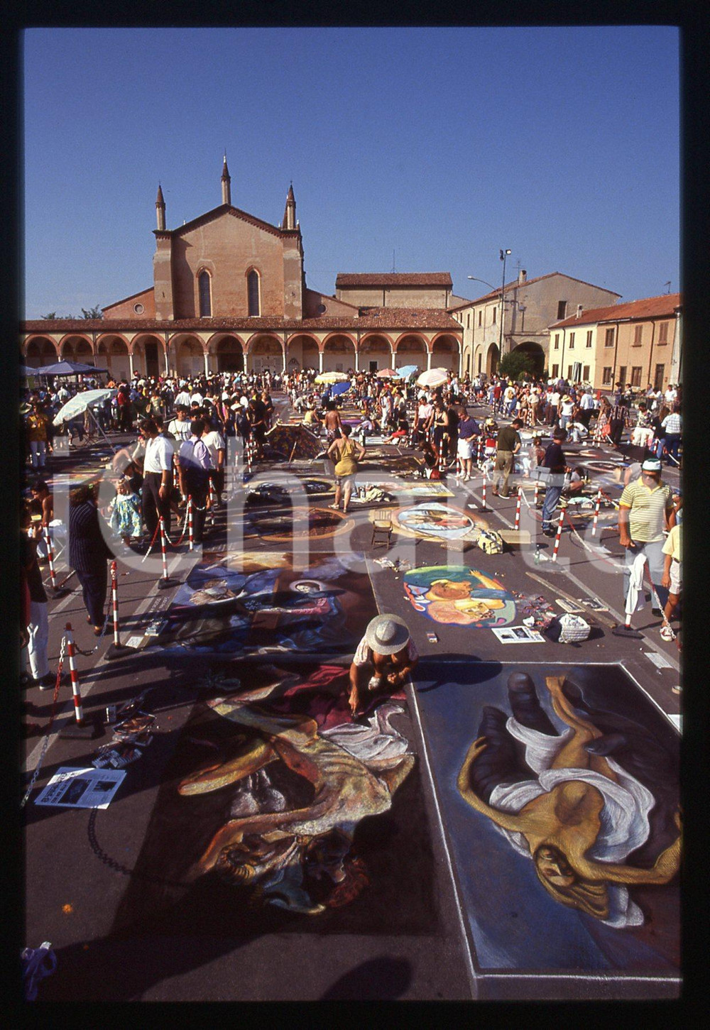 1991 CURTATONE Fiera delle Grazie - Madonnari * 35 mm vintage slide 136  Diapositiva d'epoca, in formato 35 mm.CONDIZIONI: GOODE' severamente vietata la riproduzione. Tutti i diritti sono riservati.ICharta mette in vendita, sul negozio eBay e in esclusiva sul sito "icharta" il proprio archivio composto da numerose diapositive e negativi fotografici d'epoca, tutti originali e autentici, che attraversano la storia del costume italiano tra gli la fine degli anni Sessanta e Novanta.Si tratta di uno sguardo inedito sull'attualità, la politica, la vita quotidiana, il gossip e la cultura, che fotografa il cambiamento della nazione in quest'ultimo scorcio del XX secolo. Un'occasione unica per il mercato del collezionismo, che vede finalmente disponibile un archivio eccezionale per vastità, tematiche e condizioni, in un settore (il negativo fotografico e la diapositiva) di assoluta novità e dalle interessanti prospettive di investimento.  GOOD/buono   originale e autentica 1