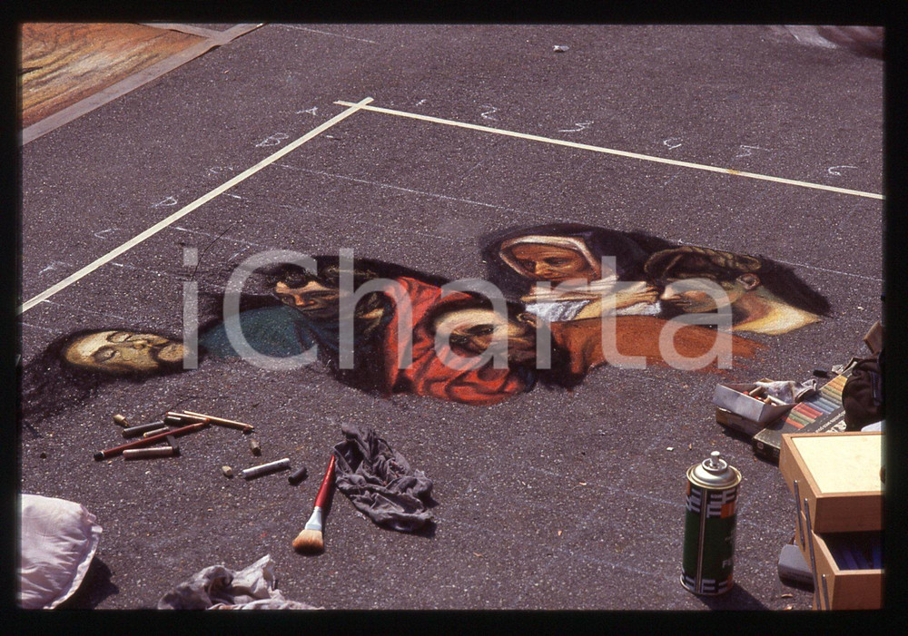 1991 CURTATONE Fiera delle Grazie - Madonnari * 35 mm vintage slide 137  Diapositiva d'epoca, in formato 35 mm.CONDIZIONI: GOODE' severamente vietata la riproduzione. Tutti i diritti sono riservati.ICharta mette in vendita, sul negozio eBay e in esclusiva sul sito "icharta" il proprio archivio composto da numerose diapositive e negativi fotografici d'epoca, tutti originali e autentici, che attraversano la storia del costume italiano tra gli la fine degli anni Sessanta e Novanta.Si tratta di uno sguardo inedito sull'attualità, la politica, la vita quotidiana, il gossip e la cultura, che fotografa il cambiamento della nazione in quest'ultimo scorcio del XX secolo. Un'occasione unica per il mercato del collezionismo, che vede finalmente disponibile un archivio eccezionale per vastità, tematiche e condizioni, in un settore (il negativo fotografico e la diapositiva) di assoluta novità e dalle interessanti prospettive di investimento.  GOOD/buono   originale e autentica 1