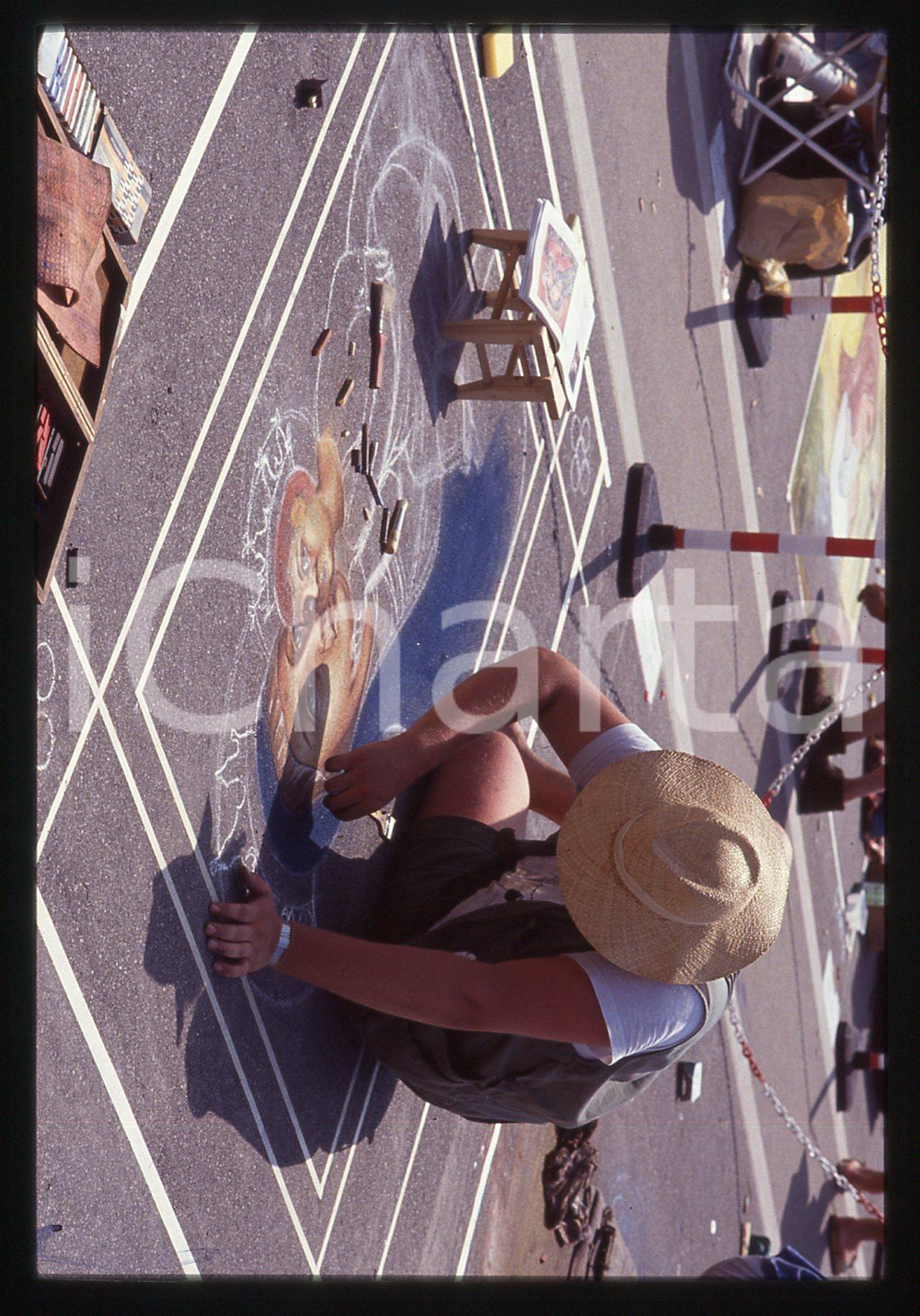 1991 CURTATONE Fiera delle Grazie - Madonnari * 35 mm vintage slide 139  Diapositiva d'epoca, in formato 35 mm.CONDIZIONI: GOODE' severamente vietata la riproduzione. Tutti i diritti sono riservati. ICharta mette in vendita, sul negozio eBay e in esclusiva sul sito "icharta" il proprio archivio composto da numerose diapositive e negativi fotografici d'epoca, tutti originali e autentici, che attraversano la storia del costume italiano tra gli la fine degli anni Sessanta e Novanta.Si tratta di uno sguardo inedito sull'attualità, la politica, la vita quotidiana, il gossip e la cultura, che fotografa il cambiamento della nazione in quest'ultimo scorcio del XX secolo. Un'occasione unica per il mercato del collezionismo, che vede finalmente disponibile un archivio eccezionale per vastità, tematiche e condizioni, in un settore (il negativo fotografico e la diapositiva) di assoluta novità e dalle interessanti prospettive di investimento.  GOOD/buono   originale e autentica 1