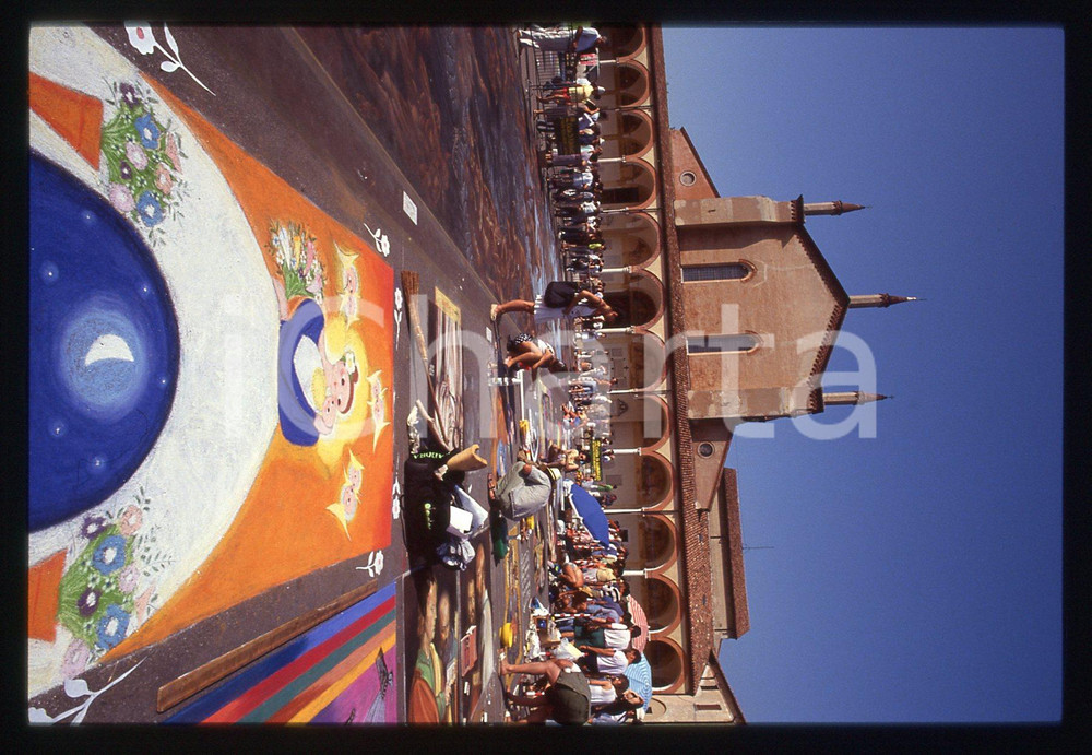 1991 CURTATONE Fiera delle Grazie - Madonnari * 35 mm vintage slide 144  Diapositiva d'epoca, in formato 35 mm.CONDIZIONI: GOODE' severamente vietata la riproduzione. Tutti i diritti sono riservati.ICharta mette in vendita, sul negozio eBay e in esclusiva sul sito "icharta" il proprio archivio composto da numerose diapositive e negativi fotografici d'epoca, tutti originali e autentici, che attraversano la storia del costume italiano tra gli la fine degli anni Sessanta e Novanta.Si tratta di uno sguardo inedito sull'attualità, la politica, la vita quotidiana, il gossip e la cultura, che fotografa il cambiamento della nazione in quest'ultimo scorcio del XX secolo. Un'occasione unica per il mercato del collezionismo, che vede finalmente disponibile un archivio eccezionale per vastità, tematiche e condizioni, in un settore (il negativo fotografico e la diapositiva) di assoluta novità e dalle interessanti prospettive di investimento.  GOOD/buono   originale e autentica 1