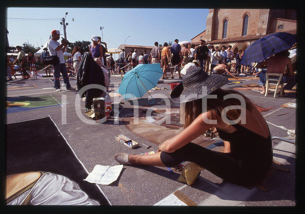 1991 CURTATONE Fiera delle Grazie - Madonnari * 35 mm vintage slide 146  Diapositiva d'epoca, in formato 35 mm.CONDIZIONI: GOODE' severamente vietata la riproduzione. Tutti i diritti sono riservati. ICharta mette in vendita, sul negozio eBay e in esclusiva sul sito "icharta" il proprio archivio composto da numerose diapositive e negativi fotografici d'epoca, tutti originali e autentici, che attraversano la storia del costume italiano tra gli la fine degli anni Sessanta e Novanta.Si tratta di uno sguardo inedito sull'attualità, la politica, la vita quotidiana, il gossip e la cultura, che fotografa il cambiamento della nazione in quest'ultimo scorcio del XX secolo. Un'occasione unica per il mercato del collezionismo, che vede finalmente disponibile un archivio eccezionale per vastità, tematiche e condizioni, in un settore (il negativo fotografico e la diapositiva) di assoluta novità e dalle interessanti prospettive di investimento.  GOOD/buono   originale e autentica 1
