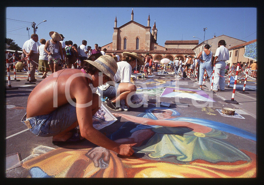 1991 CURTATONE Fiera delle Grazie - Madonnari * 35 mm vintage slide 149  Diapositiva d'epoca, in formato 35 mm.CONDIZIONI: GOODE' severamente vietata la riproduzione. Tutti i diritti sono riservati.ICharta mette in vendita, sul negozio eBay e in esclusiva sul sito "icharta" il proprio archivio composto da numerose diapositive e negativi fotografici d'epoca, tutti originali e autentici, che attraversano la storia del costume italiano tra gli la fine degli anni Sessanta e Novanta.Si tratta di uno sguardo inedito sull'attualità, la politica, la vita quotidiana, il gossip e la cultura, che fotografa il cambiamento della nazione in quest'ultimo scorcio del XX secolo. Un'occasione unica per il mercato del collezionismo, che vede finalmente disponibile un archivio eccezionale per vastità, tematiche e condizioni, in un settore (il negativo fotografico e la diapositiva) di assoluta novità e dalle interessanti prospettive di investimento.  GOOD/buono   originale e autentica 1