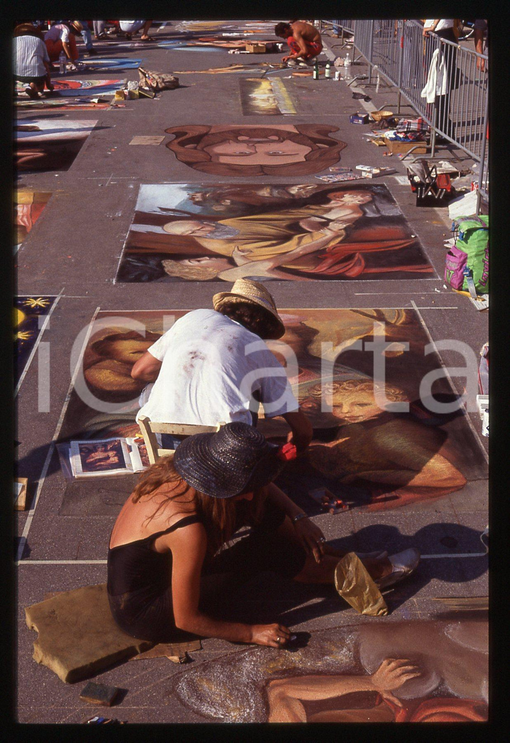 1991 CURTATONE Fiera delle Grazie - Madonnari * 35 mm vintage slide 150  Diapositiva d'epoca, in formato 35 mm.CONDIZIONI: GOODE' severamente vietata la riproduzione. Tutti i diritti sono riservati.ICharta mette in vendita, sul negozio eBay e in esclusiva sul sito "icharta" il proprio archivio composto da numerose diapositive e negativi fotografici d'epoca, tutti originali e autentici, che attraversano la storia del costume italiano tra gli la fine degli anni Sessanta e Novanta.Si tratta di uno sguardo inedito sull'attualità, la politica, la vita quotidiana, il gossip e la cultura, che fotografa il cambiamento della nazione in quest'ultimo scorcio del XX secolo. Un'occasione unica per il mercato del collezionismo, che vede finalmente disponibile un archivio eccezionale per vastità, tematiche e condizioni, in un settore (il negativo fotografico e la diapositiva) di assoluta novità e dalle interessanti prospettive di investimento.  GOOD/buono   originale e autentica 1