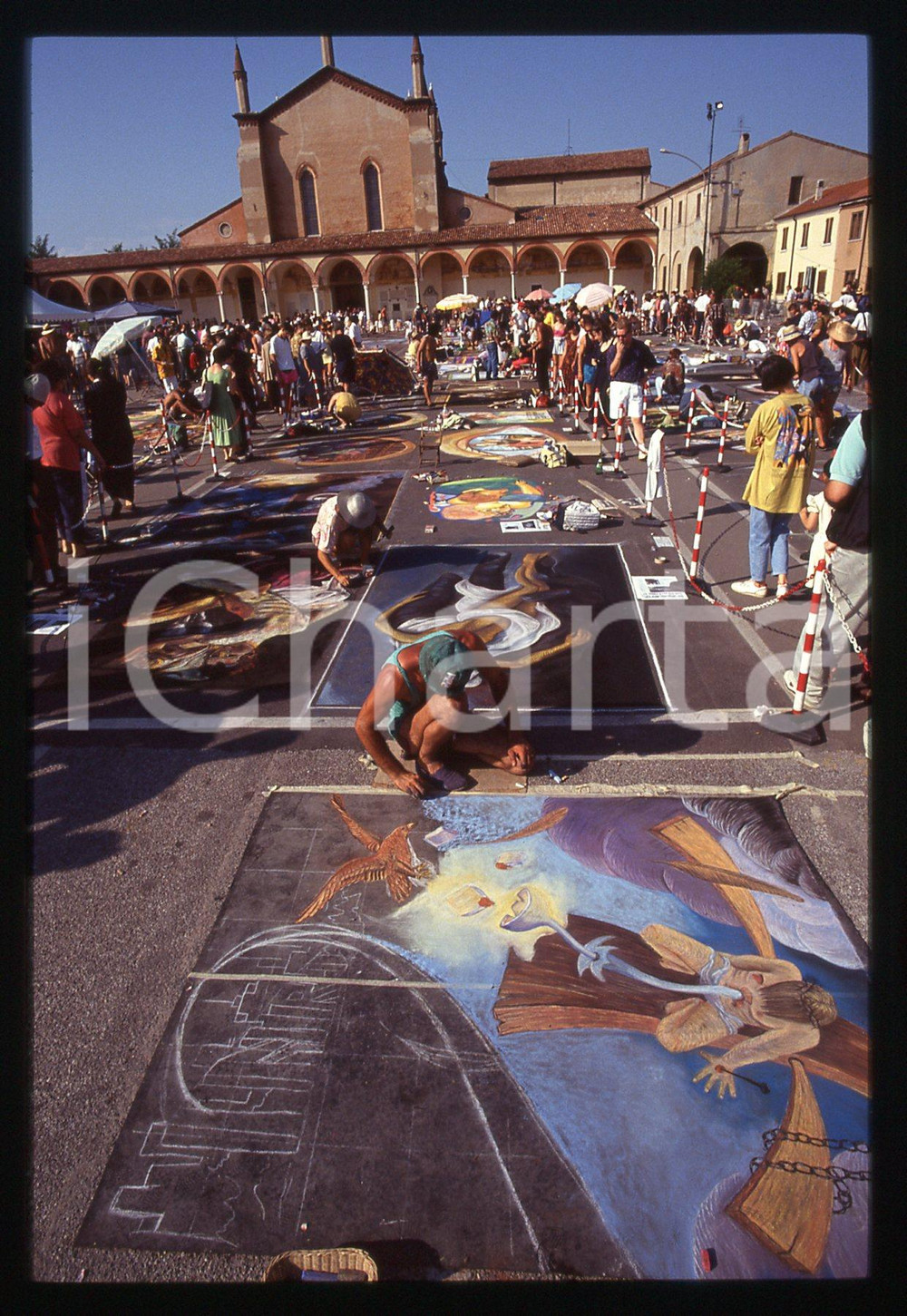 1991 CURTATONE Fiera delle Grazie - Madonnari * 35 mm vintage slide 153  Diapositiva d'epoca, in formato 35 mm.CONDIZIONI: GOODE' severamente vietata la riproduzione. Tutti i diritti sono riservati.ICharta mette in vendita, sul negozio eBay e in esclusiva sul sito "icharta" il proprio archivio composto da numerose diapositive e negativi fotografici d'epoca, tutti originali e autentici, che attraversano la storia del costume italiano tra gli la fine degli anni Sessanta e Novanta.Si tratta di uno sguardo inedito sull'attualità, la politica, la vita quotidiana, il gossip e la cultura, che fotografa il cambiamento della nazione in quest'ultimo scorcio del XX secolo. Un'occasione unica per il mercato del collezionismo, che vede finalmente disponibile un archivio eccezionale per vastità, tematiche e condizioni, in un settore (il negativo fotografico e la diapositiva) di assoluta novità e dalle interessanti prospettive di investimento.  GOOD/buono   originale e autentica 1