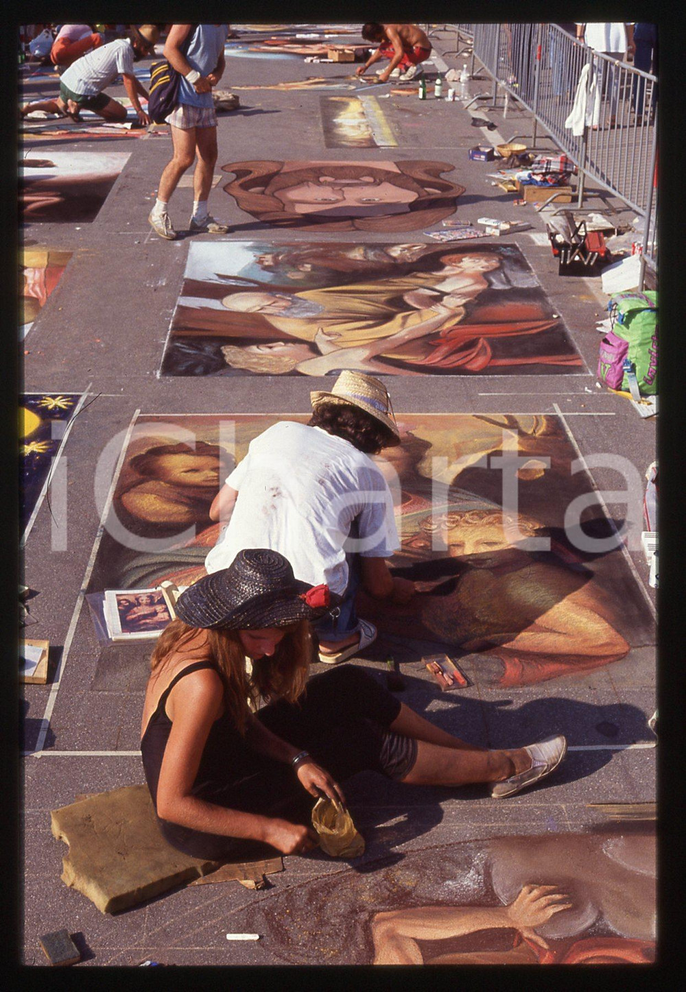 1991 CURTATONE Fiera delle Grazie - Madonnari * 35 mm vintage slide 157  Diapositiva d'epoca, in formato 35 mm.CONDIZIONI: GOODE' severamente vietata la riproduzione. Tutti i diritti sono riservati.ICharta mette in vendita, sul negozio eBay e in esclusiva sul sito "icharta" il proprio archivio composto da numerose diapositive e negativi fotografici d'epoca, tutti originali e autentici, che attraversano la storia del costume italiano tra gli la fine degli anni Sessanta e Novanta.Si tratta di uno sguardo inedito sull'attualità, la politica, la vita quotidiana, il gossip e la cultura, che fotografa il cambiamento della nazione in quest'ultimo scorcio del XX secolo. Un'occasione unica per il mercato del collezionismo, che vede finalmente disponibile un archivio eccezionale per vastità, tematiche e condizioni, in un settore (il negativo fotografico e la diapositiva) di assoluta novità e dalle interessanti prospettive di investimento.  GOOD/buono   originale e autentica 1