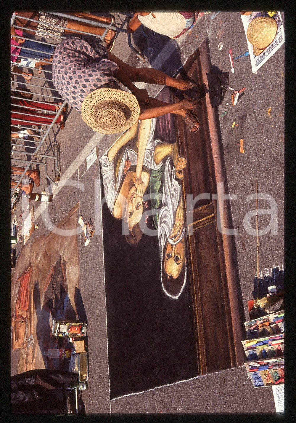 1991 CURTATONE Fiera delle Grazie - Madonnari * 35 mm vintage slide 158  Diapositiva d'epoca, in formato 35 mm.CONDIZIONI: GOODE' severamente vietata la riproduzione. Tutti i diritti sono riservati.ICharta mette in vendita, sul negozio eBay e in esclusiva sul sito "icharta" il proprio archivio composto da numerose diapositive e negativi fotografici d'epoca, tutti originali e autentici, che attraversano la storia del costume italiano tra gli la fine degli anni Sessanta e Novanta.Si tratta di uno sguardo inedito sull'attualità, la politica, la vita quotidiana, il gossip e la cultura, che fotografa il cambiamento della nazione in quest'ultimo scorcio del XX secolo. Un'occasione unica per il mercato del collezionismo, che vede finalmente disponibile un archivio eccezionale per vastità, tematiche e condizioni, in un settore (il negativo fotografico e la diapositiva) di assoluta novità e dalle interessanti prospettive di investimento.  GOOD/buono   originale e autentica 1