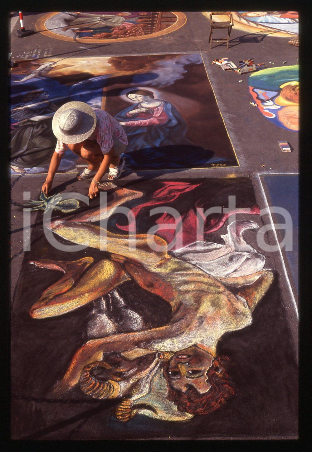 1991 CURTATONE Fiera delle Grazie - Madonnari * 35 mm vintage slide 160  Diapositiva d'epoca, in formato 35 mm.CONDIZIONI: GOODE' severamente vietata la riproduzione. Tutti i diritti sono riservati.ICharta mette in vendita, sul negozio eBay e in esclusiva sul sito "icharta" il proprio archivio composto da numerose diapositive e negativi fotografici d'epoca, tutti originali e autentici, che attraversano la storia del costume italiano tra gli la fine degli anni Sessanta e Novanta.Si tratta di uno sguardo inedito sull'attualità, la politica, la vita quotidiana, il gossip e la cultura, che fotografa il cambiamento della nazione in quest'ultimo scorcio del XX secolo. Un'occasione unica per il mercato del collezionismo, che vede finalmente disponibile un archivio eccezionale per vastità, tematiche e condizioni, in un settore (il negativo fotografico e la diapositiva) di assoluta novità e dalle interessanti prospettive di investimento.  GOOD/buono   originale e autentica 1