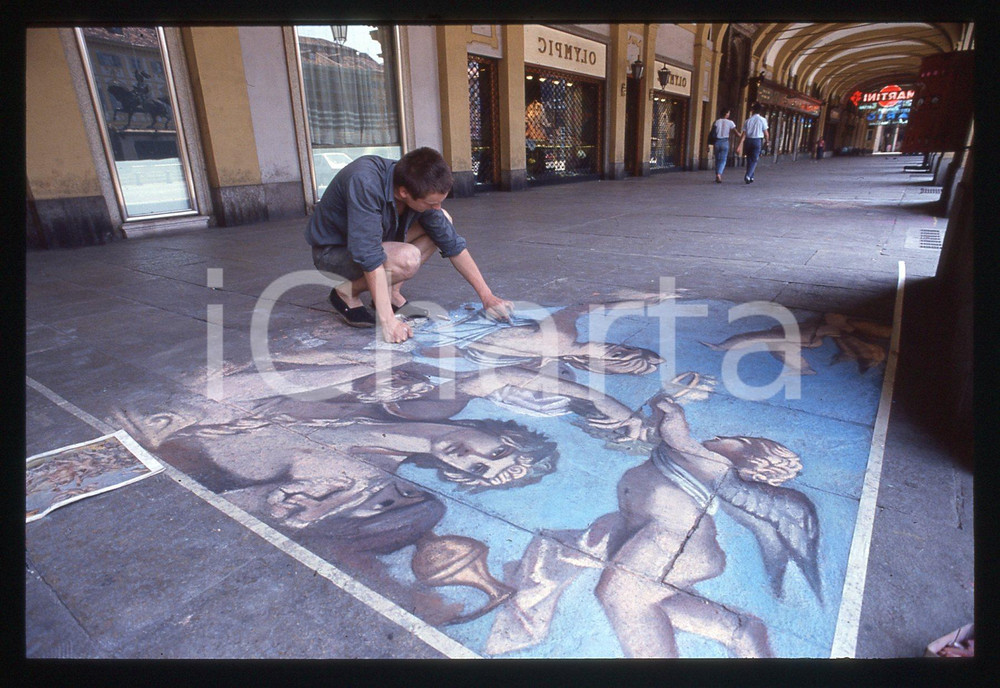 1987 ITALIA Madonnari - Pittura di strada * 35 mm vintage slide 2  Diapositiva d'epoca, in formato 35 mm.CONDIZIONI: GOODE' severamente vietata la riproduzione. Tutti i diritti sono riservati.ICharta mette in vendita, sul negozio eBay e in esclusiva sul sito "icharta" il proprio archivio composto da numerose diapositive e negativi fotografici d'epoca, tutti originali e autentici, che attraversano la storia del costume italiano tra gli la fine degli anni Sessanta e Novanta.Si tratta di uno sguardo inedito sull'attualità , la politica, la vita quotidiana, il gossip e la cultura, che fotografa il cambiamento della nazione in quest'ultimo scorcio del XX secolo. Un'occasione unica per il mercato del collezionismo, che vede finalmente disponibile un archivio eccezionale per vastità , tematiche e condizioni, in un settore (il negativo fotografico e la diapositiva) di assoluta novità  e dalle interessanti prospettive di investimento.  CONDIZIONI:GOOD/buono originale e autentica 1
