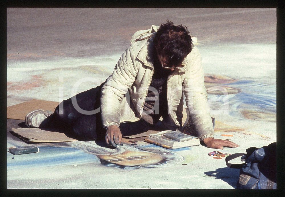 1987 ITALIA Madonnari - Pittura di strada * 35 mm vintage slide 3  Diapositiva d'epoca, in formato 35 mm.CONDIZIONI: GOODE' severamente vietata la riproduzione. Tutti i diritti sono riservati.ICharta mette in vendita, sul negozio eBay e in esclusiva sul sito "icharta" il proprio archivio composto da numerose diapositive e negativi fotografici d'epoca, tutti originali e autentici, che attraversano la storia del costume italiano tra gli la fine degli anni Sessanta e Novanta.Si tratta di uno sguardo inedito sull'attualità, la politica, la vita quotidiana, il gossip e la cultura, che fotografa il cambiamento della nazione in quest'ultimo scorcio del XX secolo. Un'occasione unica per il mercato del collezionismo, che vede finalmente disponibile un archivio eccezionale per vastità, tematiche e condizioni, in un settore (il negativo fotografico e la diapositiva) di assoluta novità e dalle interessanti prospettive di investimento.  GOOD/buono   originale e autentica 1