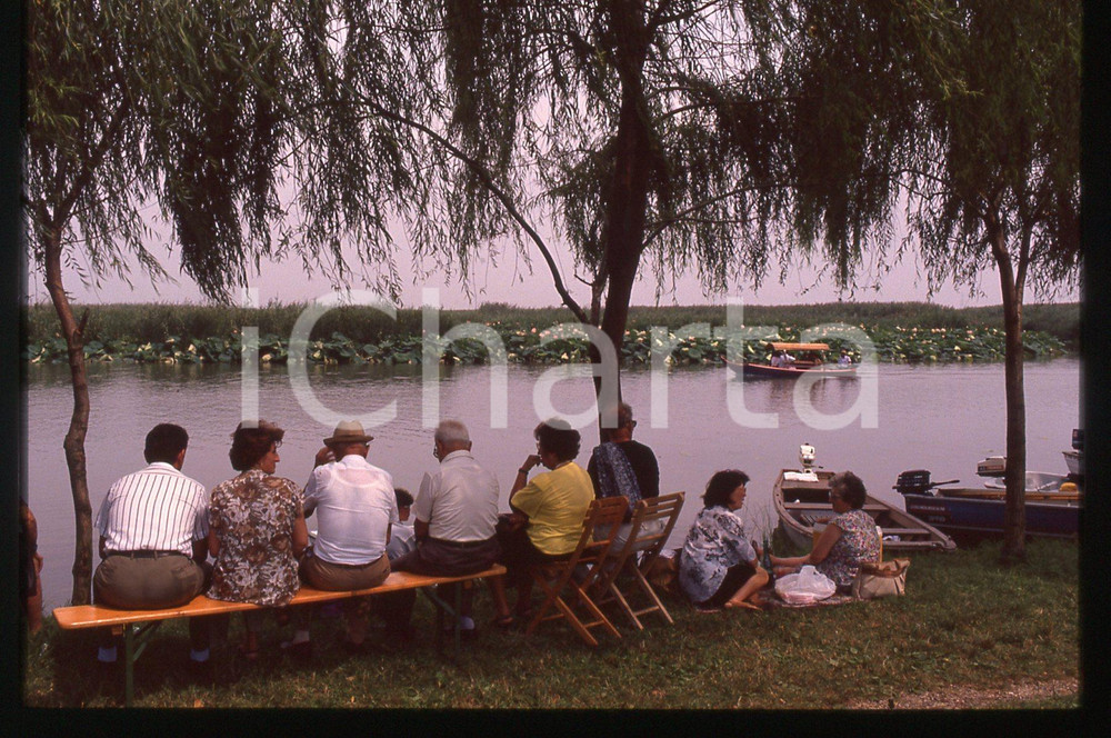 1987 CURTATONE Gitanti sulla riva del fiume MINCIO * 35 mm vintage slide  Diapositiva d'epoca, in formato 35 mm.CONDIZIONI: GOODE' severamente vietata la riproduzione. Tutti i diritti sono riservati.Nella diapositiva ICharta mette in vendita, sul negozio eBay e in esclusiva sul sito "icharta" il proprio archivio composto da numerose diapositive e negativi fotografici d'epoca, tutti originali e autentici, che attraversano la storia del costume italiano tra gli la fine degli anni Sessanta e Novanta.Si tratta di uno sguardo inedito sull'attualit&agrave;, la politica, la vita quotidiana, il gossip e la cultura, che fotografa il cambiamento della nazione in quest'ultimo scorcio del XX secolo. Un'occasione unica per il mercato del collezionismo, che vede finalmente disponibile un archivio eccezionale per vastit&agrave;, tematiche e condizioni, in un settore (il negativo fotografico e la diapositiva) di assoluta novit&agrave; e dalle interessanti prospettive di investimento.  CONDIZIONI:GOOD/buono originale e autentica 1