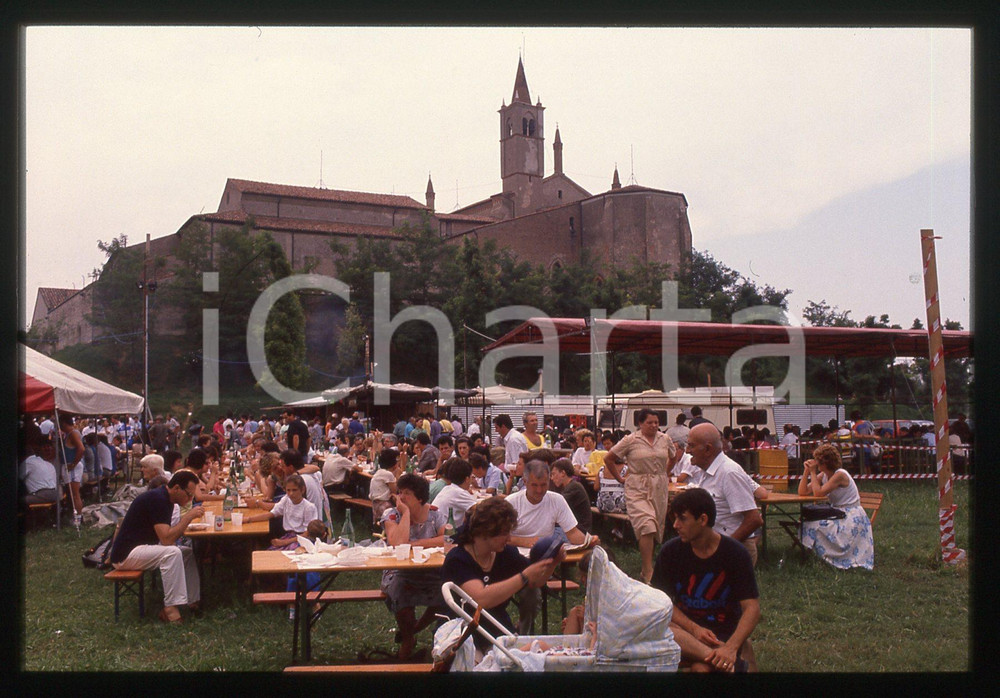 1987 CURTATONE Santuario della Beata Vergine delle Grazie * 35 mm vintage slide  Diapositiva d'epoca, in formato 35 mm.CONDIZIONI: GOODE' severamente vietata la riproduzione. Tutti i diritti sono riservati.ICharta mette in vendita, sul negozio eBay e in esclusiva sul sito "icharta" il proprio archivio composto da numerose diapositive e negativi fotografici d'epoca, tutti originali e autentici, che attraversano la storia del costume italiano tra gli la fine degli anni Sessanta e Novanta.Si tratta di uno sguardo inedito sull'attualità, la politica, la vita quotidiana, il gossip e la cultura, che fotografa il cambiamento della nazione in quest'ultimo scorcio del XX secolo. Un'occasione unica per il mercato del collezionismo, che vede finalmente disponibile un archivio eccezionale per vastità, tematiche e condizioni, in un settore (il negativo fotografico e la diapositiva) di assoluta novità e dalle interessanti prospettive di investimento.  GOOD/buono   originale e autentica 1