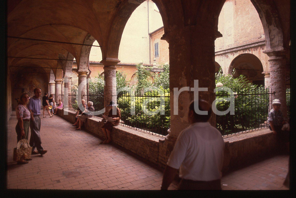 1987 CURTATONE Santuario Vergine delle Grazie - Chiostro * 35 mm vintage slide  Diapositiva d'epoca, in formato 35 mm.CONDIZIONI: GOODE' severamente vietata la riproduzione. Tutti i diritti sono riservati.ICharta mette in vendita, sul negozio eBay e in esclusiva sul sito "icharta" il proprio archivio composto da numerose diapositive e negativi fotografici d'epoca, tutti originali e autentici, che attraversano la storia del costume italiano tra gli la fine degli anni Sessanta e Novanta.Si tratta di uno sguardo inedito sull'attualità, la politica, la vita quotidiana, il gossip e la cultura, che fotografa il cambiamento della nazione in quest'ultimo scorcio del XX secolo. Un'occasione unica per il mercato del collezionismo, che vede finalmente disponibile un archivio eccezionale per vastità, tematiche e condizioni, in un settore (il negativo fotografico e la diapositiva) di assoluta novità e dalle interessanti prospettive di investimento.  GOOD/buono   originale e autentica 1