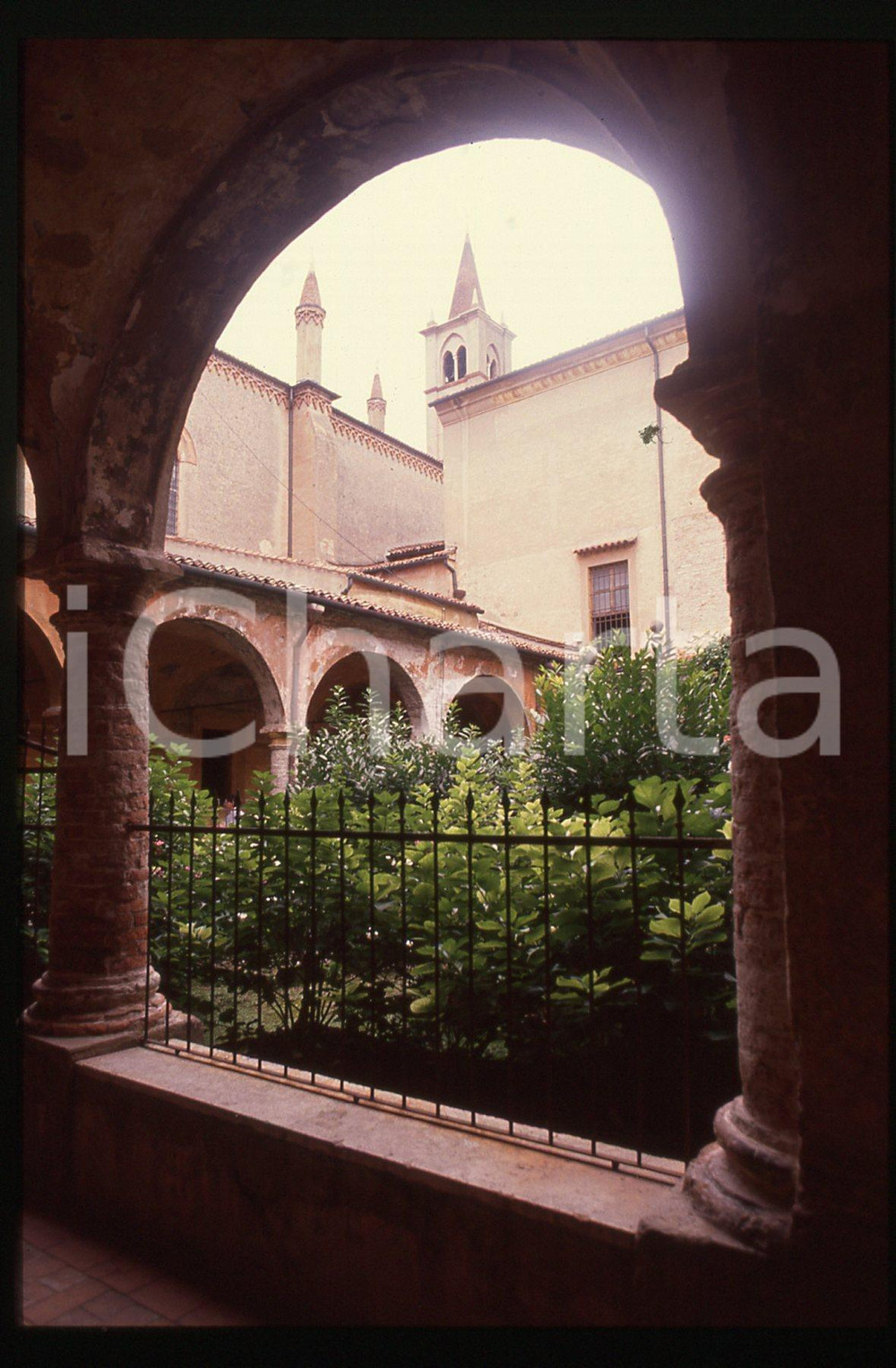 1987 CURTATONE Santuario Vergine delle Grazie - Chiostro * 35 mm vintage slide 2  Diapositiva d'epoca, in formato 35 mm.CONDIZIONI: GOODE' severamente vietata la riproduzione. Tutti i diritti sono riservati.ICharta mette in vendita, sul negozio eBay e in esclusiva sul sito "icharta" il proprio archivio composto da numerose diapositive e negativi fotografici d'epoca, tutti originali e autentici, che attraversano la storia del costume italiano tra gli la fine degli anni Sessanta e Novanta.Si tratta di uno sguardo inedito sull'attualità, la politica, la vita quotidiana, il gossip e la cultura, che fotografa il cambiamento della nazione in quest'ultimo scorcio del XX secolo. Un'occasione unica per il mercato del collezionismo, che vede finalmente disponibile un archivio eccezionale per vastità, tematiche e condizioni, in un settore (il negativo fotografico e la diapositiva) di assoluta novità e dalle interessanti prospettive di investimento.  GOOD/buono   originale e autentica 1