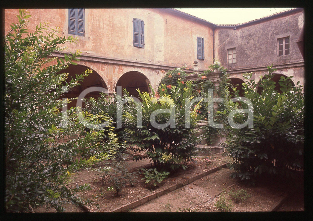 1987 CURTATONE Santuario Vergine delle Grazie - Chiostro * 35 mm vintage slide 3  Diapositiva d'epoca, in formato 35 mm.CONDIZIONI: GOODE' severamente vietata la riproduzione. Tutti i diritti sono riservati.ICharta mette in vendita, sul negozio eBay e in esclusiva sul sito "icharta" il proprio archivio composto da numerose diapositive e negativi fotografici d'epoca, tutti originali e autentici, che attraversano la storia del costume italiano tra gli la fine degli anni Sessanta e Novanta.Si tratta di uno sguardo inedito sull'attualità, la politica, la vita quotidiana, il gossip e la cultura, che fotografa il cambiamento della nazione in quest'ultimo scorcio del XX secolo. Un'occasione unica per il mercato del collezionismo, che vede finalmente disponibile un archivio eccezionale per vastità, tematiche e condizioni, in un settore (il negativo fotografico e la diapositiva) di assoluta novità e dalle interessanti prospettive di investimento.  GOOD/buono   originale e autentica 1