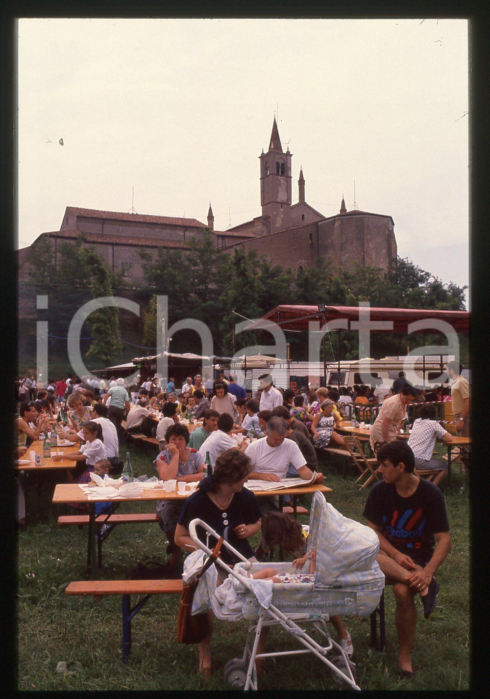 1987 CURTATONE Santuario Beata Vergine delle Grazie * 35 mm vintage slide 2  Diapositiva d'epoca, in formato 35 mm.CONDIZIONI: GOODE' severamente vietata la riproduzione. Tutti i diritti sono riservati.ICharta mette in vendita, sul negozio eBay e in esclusiva sul sito "icharta" il proprio archivio composto da numerose diapositive e negativi fotografici d'epoca, tutti originali e autentici, che attraversano la storia del costume italiano tra gli la fine degli anni Sessanta e Novanta.Si tratta di uno sguardo inedito sull'attualità, la politica, la vita quotidiana, il gossip e la cultura, che fotografa il cambiamento della nazione in quest'ultimo scorcio del XX secolo. Un'occasione unica per il mercato del collezionismo, che vede finalmente disponibile un archivio eccezionale per vastità, tematiche e condizioni, in un settore (il negativo fotografico e la diapositiva) di assoluta novità e dalle interessanti prospettive di investimento.  GOOD/buono   originale e autentica 1