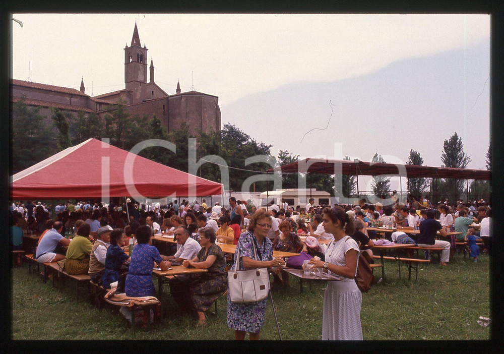 1987 CURTATONE Santuario Beata Vergine delle Grazie * 35 mm vintage slide 3  Diapositiva d'epoca, in formato 35 mm.CONDIZIONI: GOODE' severamente vietata la riproduzione. Tutti i diritti sono riservati.ICharta mette in vendita, sul negozio eBay e in esclusiva sul sito "icharta" il proprio archivio composto da numerose diapositive e negativi fotografici d'epoca, tutti originali e autentici, che attraversano la storia del costume italiano tra gli la fine degli anni Sessanta e Novanta.Si tratta di uno sguardo inedito sull'attualità, la politica, la vita quotidiana, il gossip e la cultura, che fotografa il cambiamento della nazione in quest'ultimo scorcio del XX secolo. Un'occasione unica per il mercato del collezionismo, che vede finalmente disponibile un archivio eccezionale per vastità, tematiche e condizioni, in un settore (il negativo fotografico e la diapositiva) di assoluta novità e dalle interessanti prospettive di investimento.  GOOD/buono   originale e autentica 1