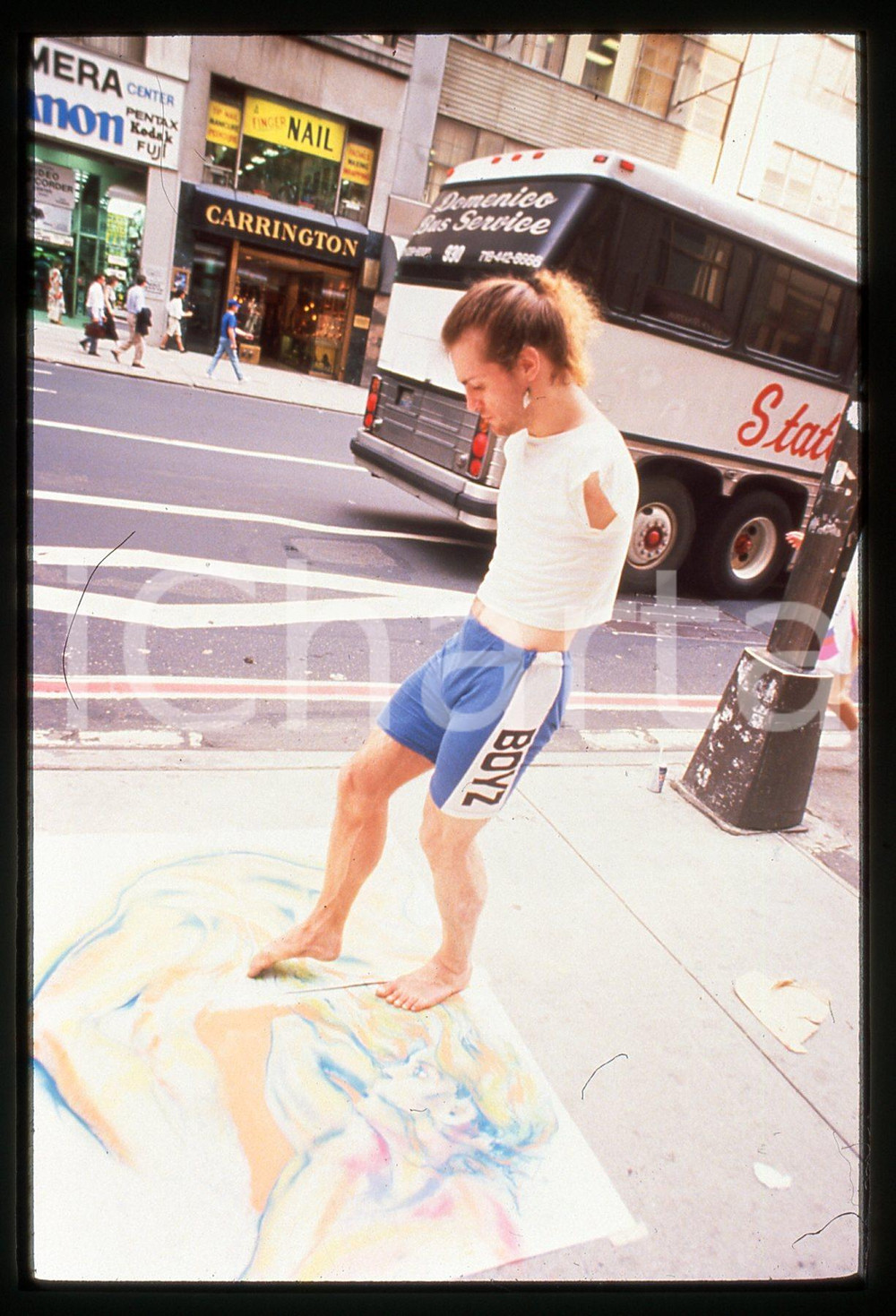 1990 ca NEW YORK - Madonnari STREET ART * 35 mm vintage slide 5  Diapositiva d'epoca, in formato 35 mm.CONDIZIONI: GOODE' severamente vietata la riproduzione. Tutti i diritti sono riservati.ICharta mette in vendita, sul negozio eBay e in esclusiva sul sito "icharta" il proprio archivio composto da numerose diapositive e negativi fotografici d'epoca, tutti originali e autentici, che attraversano la storia del costume italiano tra gli la fine degli anni Sessanta e Novanta.Si tratta di uno sguardo inedito sull'attualità , la politica, la vita quotidiana, il gossip e la cultura, che fotografa il cambiamento della nazione in quest'ultimo scorcio del XX secolo. Un'occasione unica per il mercato del collezionismo, che vede finalmente disponibile un archivio eccezionale per vastità , tematiche e condizioni, in un settore (il negativo fotografico e la diapositiva) di assoluta novità  e dalle interessanti prospettive di investimento.  CONDIZIONI:GOOD/buono originale e autentica 1