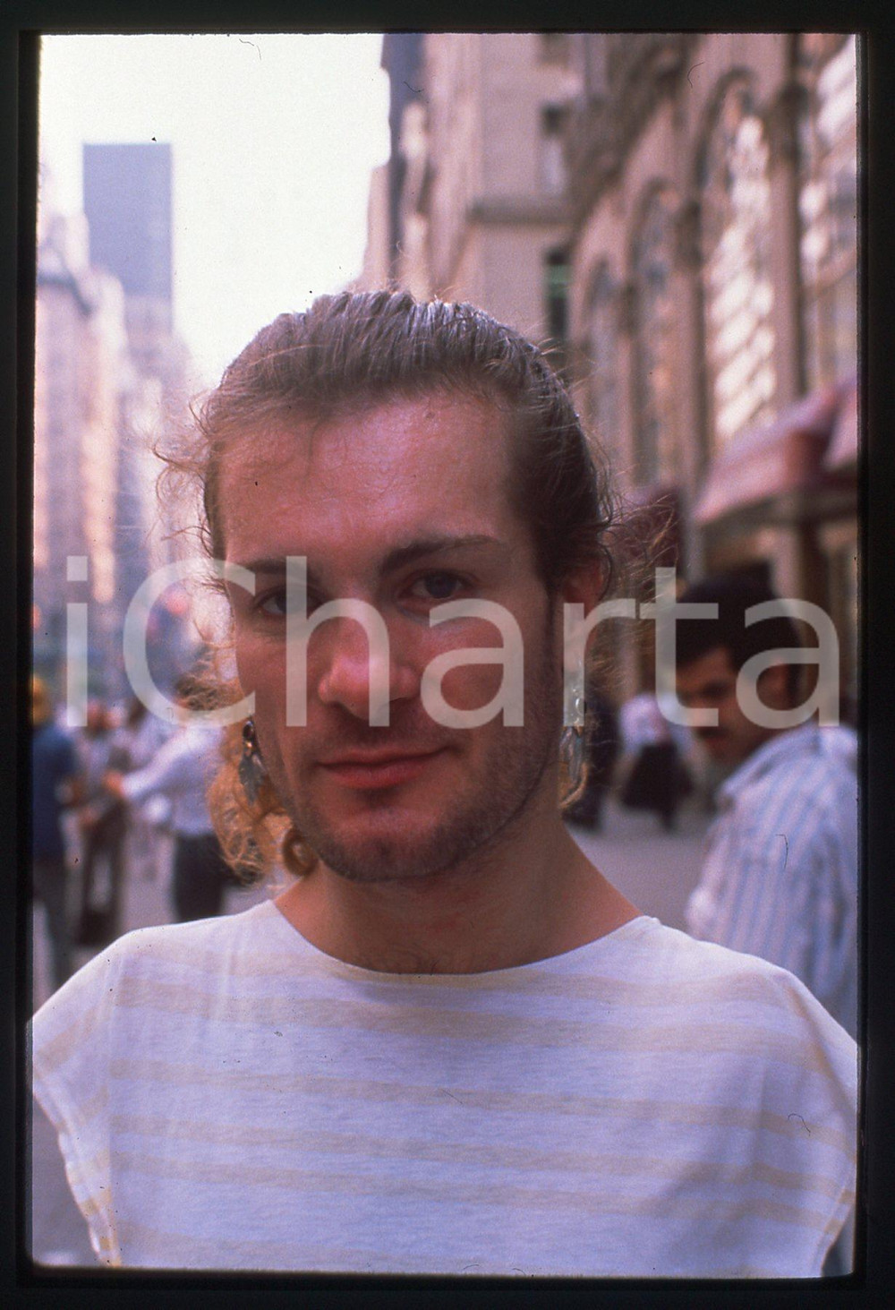 1990 ca NEW YORK - Madonnari STREET ART * 35 mm vintage slide 7  Diapositiva d'epoca, in formato 35 mm.CONDIZIONI: GOODE' severamente vietata la riproduzione. Tutti i diritti sono riservati. ICharta mette in vendita, sul negozio eBay e in esclusiva sul sito "icharta" il proprio archivio composto da numerose diapositive e negativi fotografici d'epoca, tutti originali e autentici, che attraversano la storia del costume italiano tra gli la fine degli anni Sessanta e Novanta.Si tratta di uno sguardo inedito sull'attualità, la politica, la vita quotidiana, il gossip e la cultura, che fotografa il cambiamento della nazione in quest'ultimo scorcio del XX secolo. Un'occasione unica per il mercato del collezionismo, che vede finalmente disponibile un archivio eccezionale per vastità, tematiche e condizioni, in un settore (il negativo fotografico e la diapositiva) di assoluta novità e dalle interessanti prospettive di investimento.  GOOD/buono   originale e autentica 1