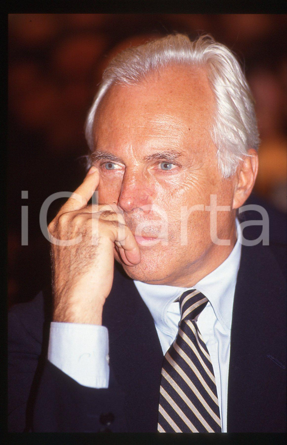 Giorgio ARMANI - MODA Stilista e imprenditore 1990 ca * 35 mm vintage slide  Diapositiva d'epoca, in formato 35 mm.CONDIZIONI: GOODE' severamente vietata la riproduzione. Tutti i diritti sono riservati.ICharta mette in vendita, sul negozio eBay e in esclusiva sul sito "icharta" il proprio archivio composto da numerose diapositive e negativi fotografici d'epoca, tutti originali e autentici, che attraversano la storia del costume italiano tra gli la fine degli anni Sessanta e Novanta.Si tratta di uno sguardo inedito sull'attualità, la politica, la vita quotidiana, il gossip e la cultura, che fotografa il cambiamento della nazione in quest'ultimo scorcio del XX secolo. Un'occasione unica per il mercato del collezionismo, che vede finalmente disponibile un archivio eccezionale per vastità, tematiche e condizioni, in un settore (il negativo fotografico e la diapositiva) di assoluta novità e dalle interessanti prospettive di investimento.  GOOD/buono   originale e autentica 1